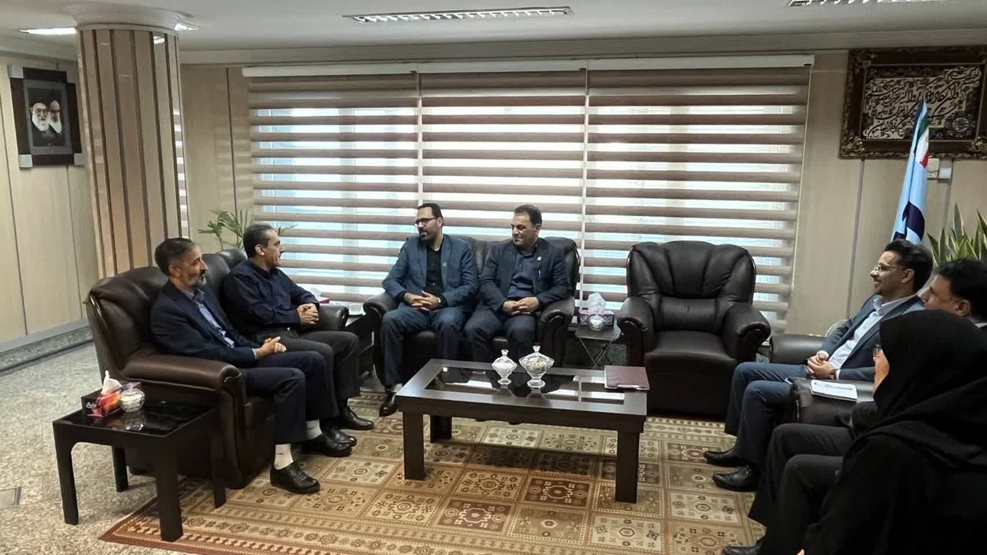 در راستای ارتقای تاب‌آوری سایبری زیرساخت‌های بانکی استان بازدید میدانی  پزشگ‌نیا مدیرکل پدافند غیرعامل از مدیریت شعب بانک صادرات استان