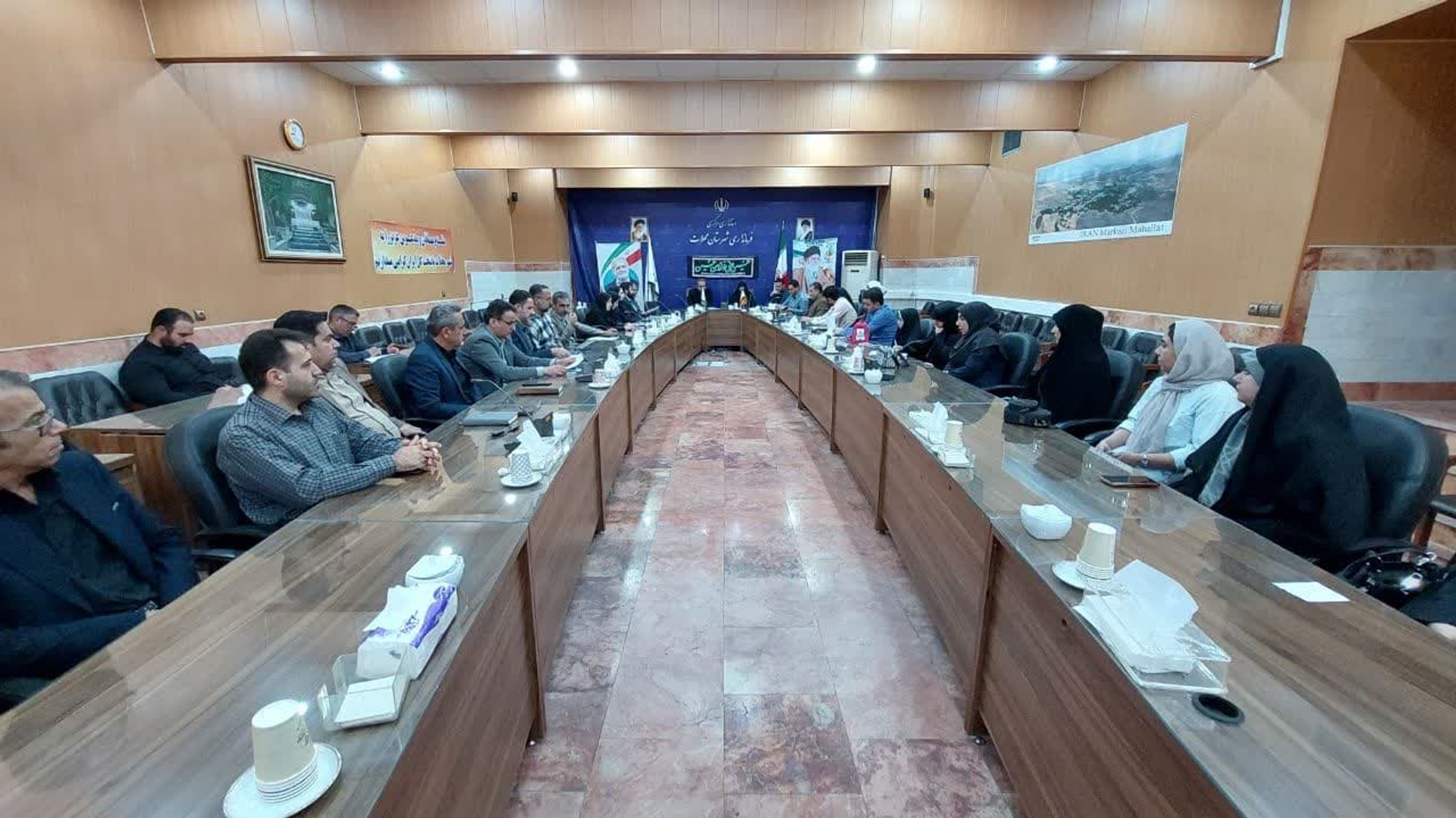 جلسه ستادحمایت ازخانواده وجوانی جمعیت شهرستان محلات به ریاست "حسن خزائی‌پور" فرماندار شهرستان محلات وبا حضور "پروین مفتح‌زاده" مدیرکل اموربانوان و خانواده استانداری مرکزی وسایرمسئولین مربوطه درفرمانداری برگزار شد.