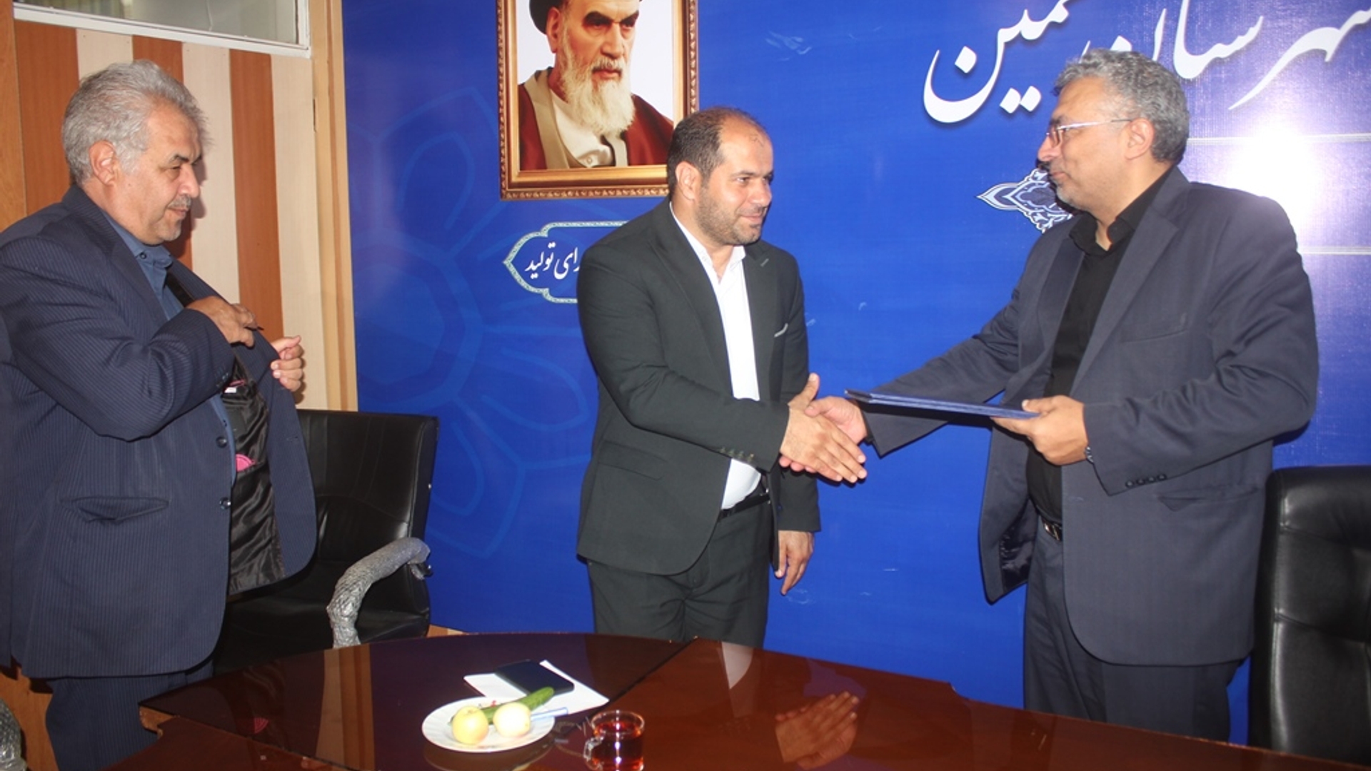 جلسه انعقاد امضای تفاهمنامه واگذاری حق استفاده ۲ باب ساختمان جهادکشاورزی به فرمانداری شهرستان خمین برگزار شد