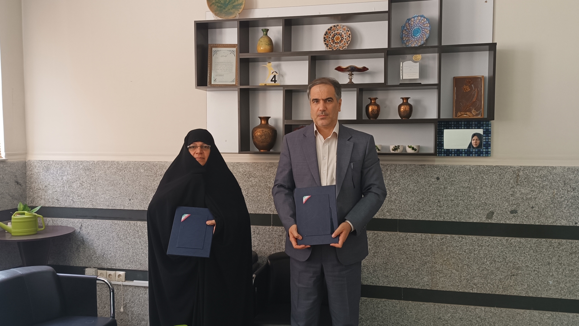 امضای تفاهمنامه توانمندسازی مهارتی بانوان استان مرکزی در هفته ملی مهارت  


اراک - همزمان با هفته ملی مهارت، تفاهمنامه‌ای با محوریت ارتقای توانمندی‌های مهارتی بانوان استان مرکزی میان مدیرکل دفتر امور زنان و خانواده استانداری و مدیرکل آموزش فنی‌وحرفه‌ای استان به امضا رسید.