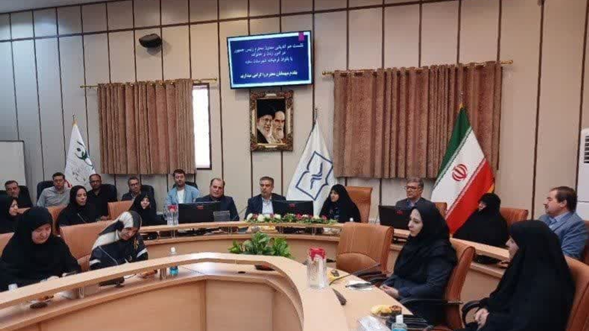 نشست هم‌اندیشی بانوان موفق شهرستان ساوه با معاون رئیس جمهور در امور زنان