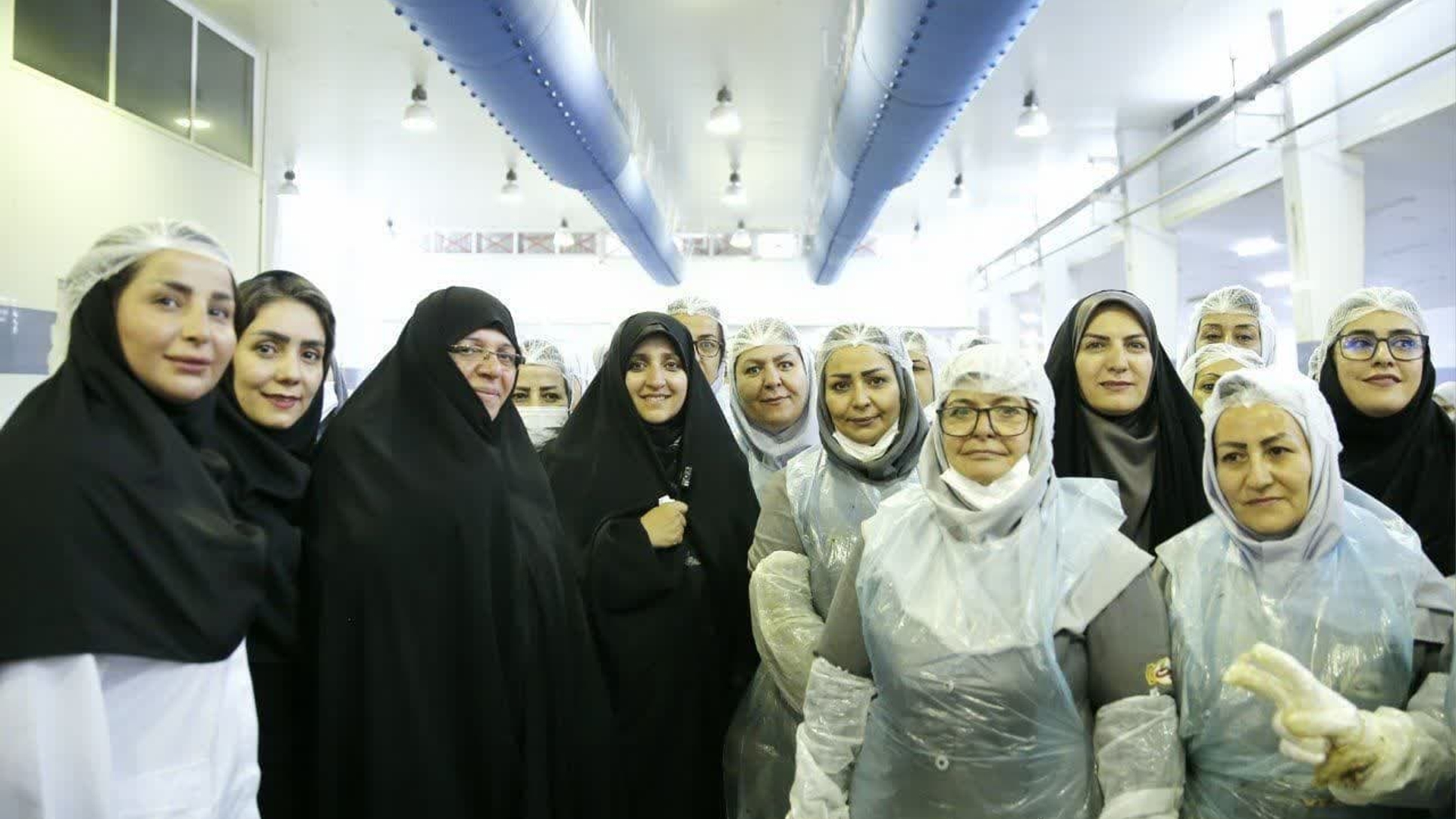 بازدید معاون رئیس‌جمهور از کارخانه‌ای با فعالیت زنان سرپرست خانوار در ساوه