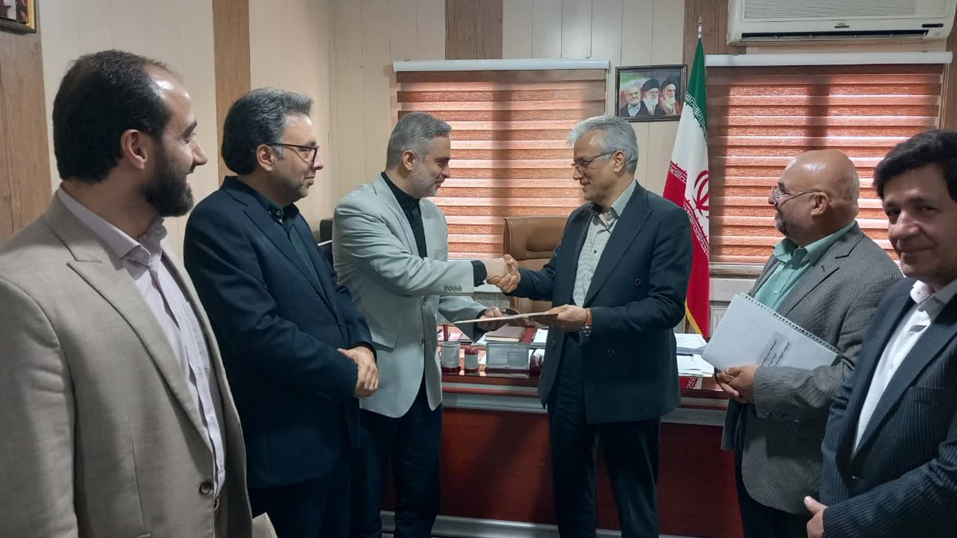 در روز سه شنبه مورخ ۱۴۰۴/۰۵/۰۷ جلسه ای به منظور بررسی و رفع مشکلات ساختمان مجتمع اداری شهرستان زرندیه با حضور جناب آقای دکتر فخاری مشاور محترم رئیس سازمان اداری و استخدامی کشور و فرماندار محترم شهرستان مذکور به همراه مدیر کل و معاون محترم دفتر برنامه ریزی.بودجه و تحول اداری استانداری و سایر دستگاه‌های ذیربط در محل فرمانداری شهرستان زرندیه برگزار گردید.