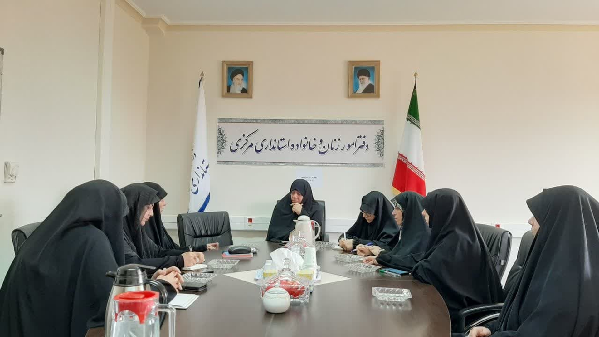 به ریاست مفتح زاده مدیر کل امور زنان وخانواده استانداری جلسه ای با حضور مسئول کارگروه زیست عفیفانه هیات اندیشه ورز,و اعضای  این  کارگروه  ذیل دفتر بانوان و اعضای کارگروه برگزار شد .
چهارشنبه ۸مرداد ۱۴۰۴