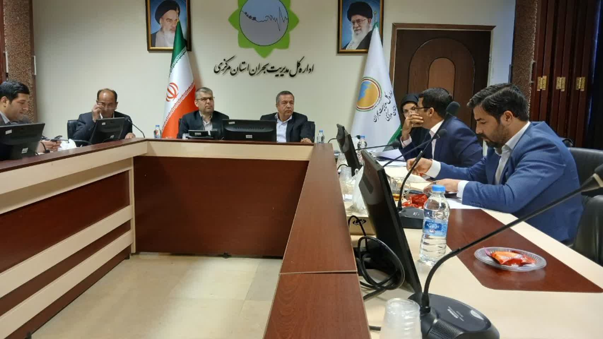 برگزاری جلسه هم اندیشی و بررسی توزیع اعتبارات مدیریت بحران با هدف رفع تنش آبی روستاهای استان

جلسه‌ای به ریاست سرپرست مدیریت بحران استان و با حضور  مدیرعامل ، معاونین و کارشناسان شرکت آب و فاضلاب استان ، معاونین محترم فرمانداری های تابعه استان و با هدف بررسی نحوه توزیع اعتبارات مدیریت بحران در حوزه رفع تنش آب آشامیدنی روستایی برگزار گردید.

در این جلسه، ضمن بررسی وضعیت فعلی تنش آبی در مناطق روستایی استان، پروژه‌های اولویت‌دار پیشنهادی از سوی فرمانداری‌ها و شرکت آبفا مورد ارزیابی قرار گرفت.
سرپرست مدیریت بحران استان با تأکید بر ضرورت تسریع در اجرای پروژه‌های تأمین و پایداری آب شرب روستایی، بر بهره‌گیری هدفمند از اعتبارات مدیریت بحران در چارچوب ضوابط و دستورالعمل‌های ابلاغی تأکید نمود.


دوشنبه ۱۳ مردادماه ۱۴۰۴