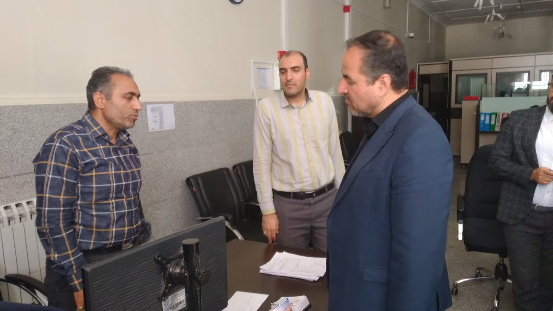 به مناسبت هفته تامین اجتماعی بازدید سرزده فرماندار شهرستان اراک از اداره تامین اجتماعی شعبه سه اراک