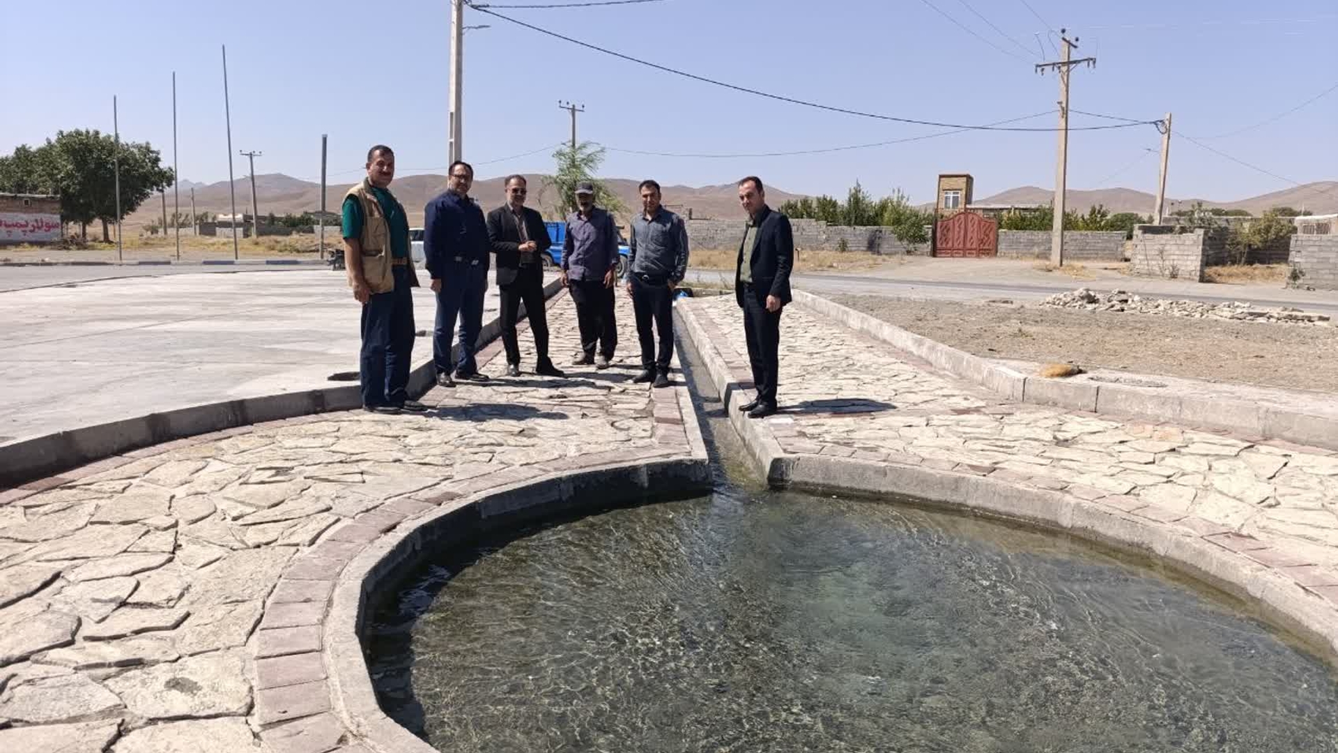 بازدید میدانی فرماندار از پروژه‌های عمرانی و آموزشی روستای حاجی‌آباد