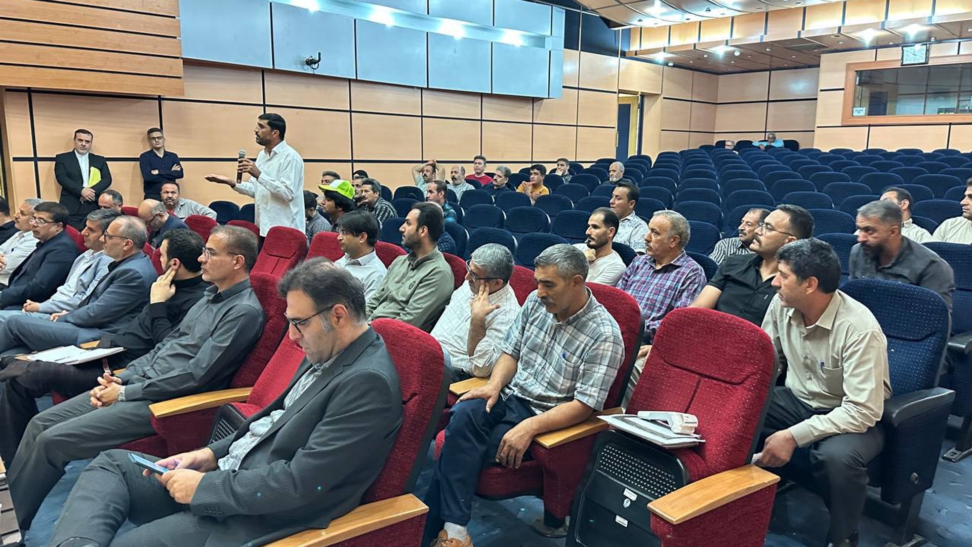 گفت‌وگوی دکتر حسینی و مسئولین استانی با نانوایان ساوه