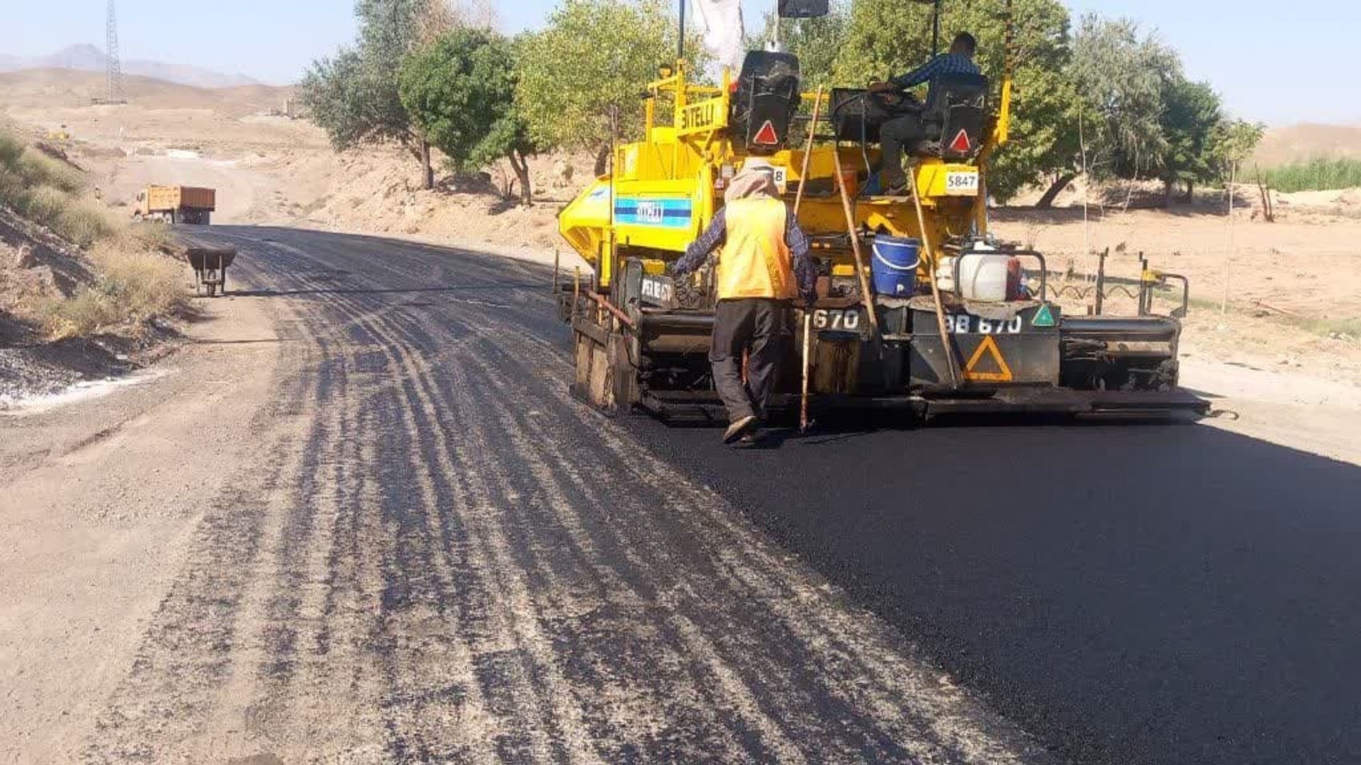 🟢🟢 اجرایی شدن اولین مصوبه سفر استاندار استان مرکزی شهرستان دلیجان مورخ ۱۴۰۴/۰۵/۰۸ 
با عنایت به سفر دکتر زندیه وکیلی استاندار استان مرکزی به شهرستان دلیجان و پیگیری جهت سهولت رفت و آمد فعالان شهرک اصناف و قطب بوعلی روز  یکشنبه مورخ ۱۴۰۴/۰۵/۱۹ اجرای آسفالت زیر گذر جاده محلات انجام شد.
