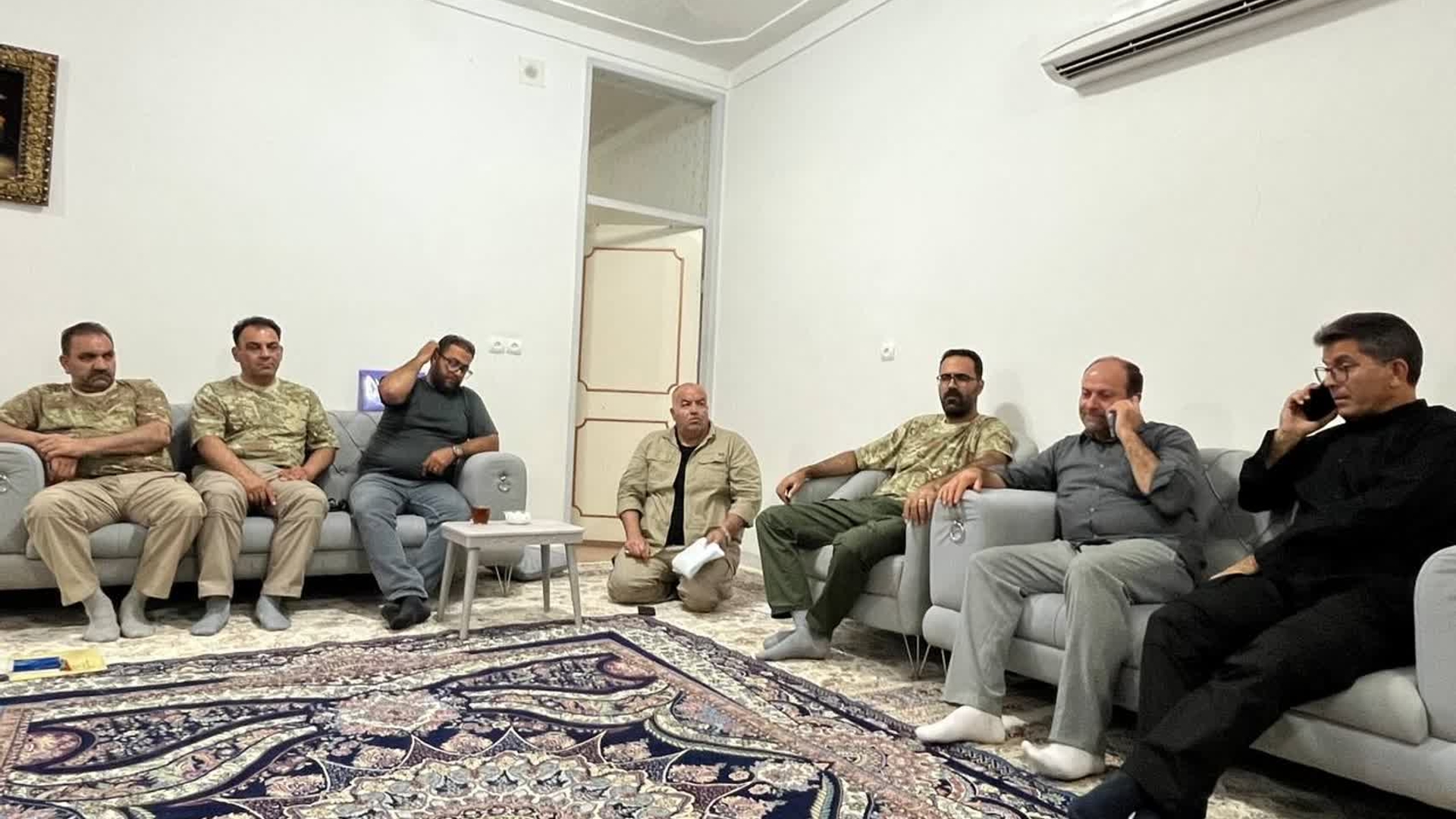 شست صمیمی مدیر کل پدافند غیرعامل و رئیس ستاد اربعین استان در مقر مهران با مدیر کل پدافند غیر عامل استان ایلام و مسئول پایانه مرزی در ستاد اربعین استان ایلام و همچنین مشاور استاندار در ستاد اربعین مهران