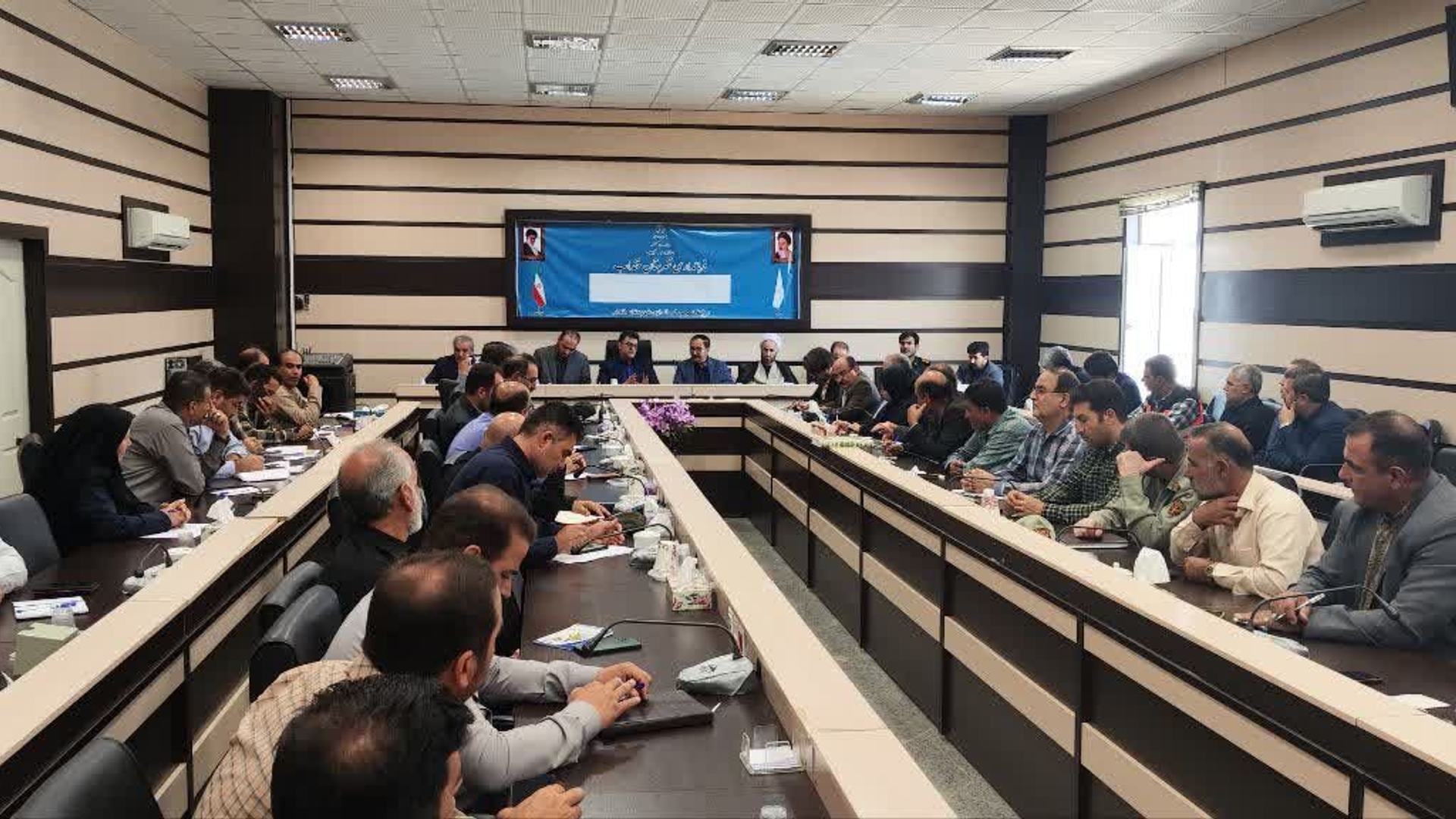 بررسی مشکلات شهرستان خنداب در جلسه شورای اداری شهرستان با حضور مسئولان استان و شهرستان