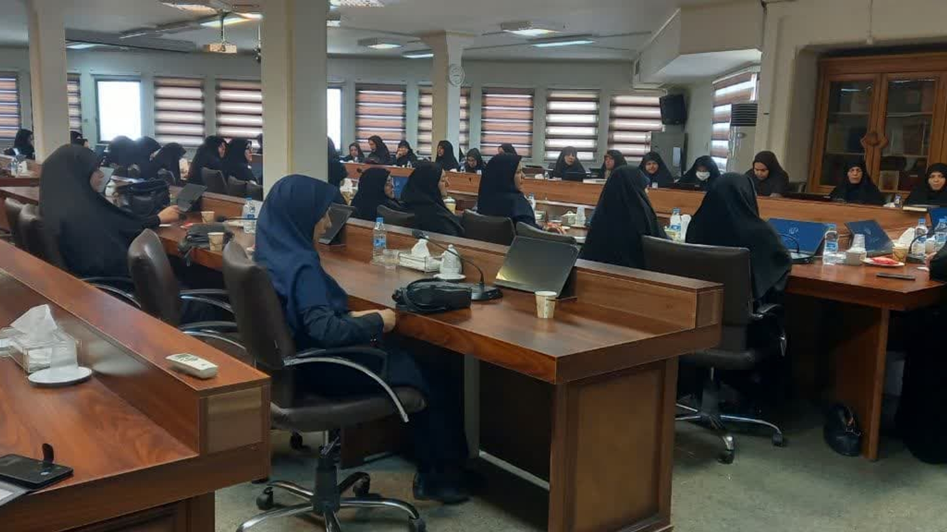 در راستای اجرای طرح "قرار"، با هدف ترمیم روانی،  تقویت همبستگی اجتماعی و ارتقای حس امنیت،" نشست تبیینی"به ریاست مفتح زاده  مدیر کل امور زنان و خانواده  ، با سخنرانی یکی از اساتید توانمندحوزه امنیت ملی و باحضور مشاورین امور بانوان دستگاههای اجرایی ، بانوان شاغل استانداری و فرمانداری اراک ،صاحب نظران فرهنگی و اجتماعی و اعضای هیات اندیشه ورز بانوان استان در محل استانداری برگزار شد .