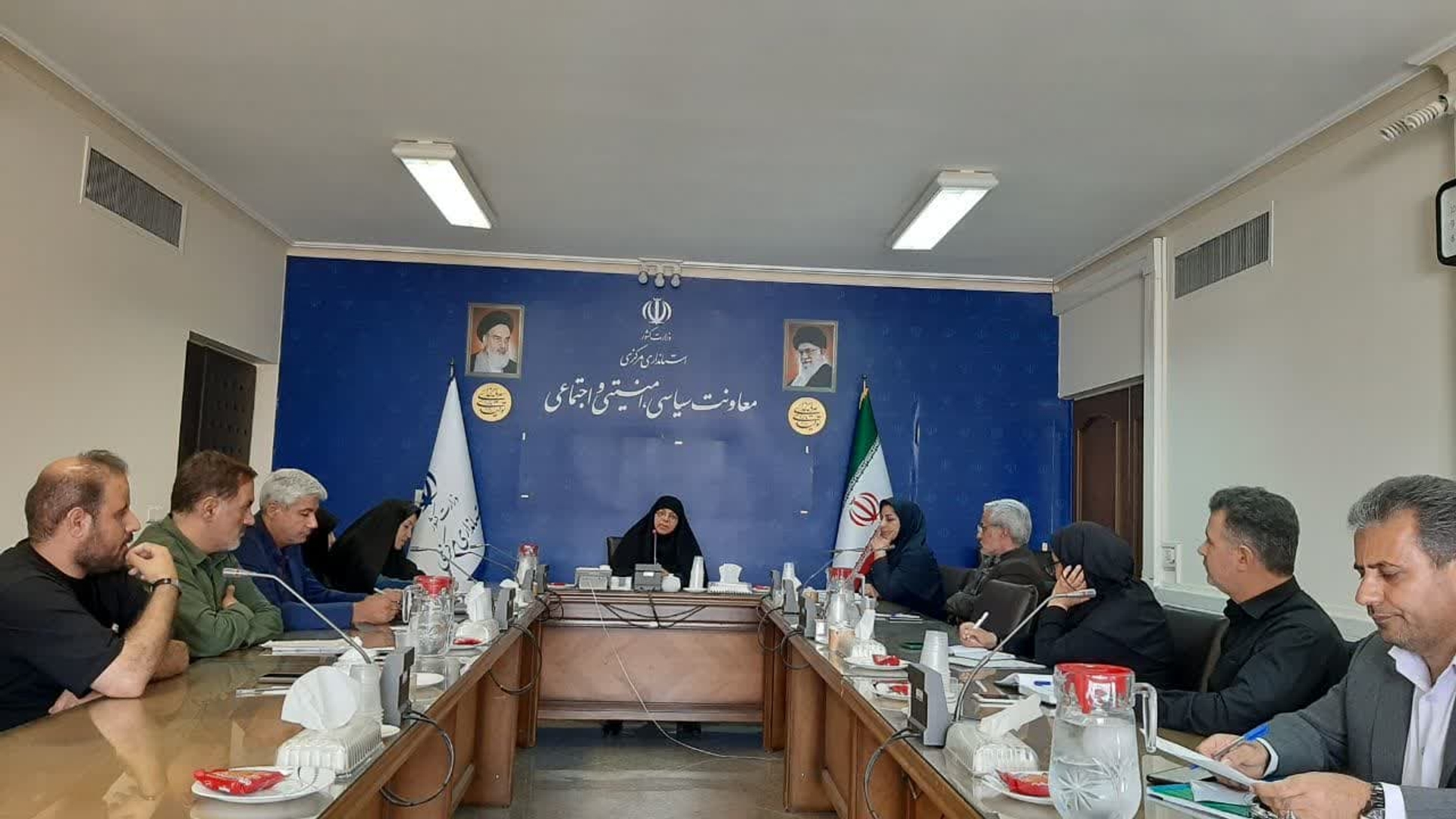 به ریاست مفتح زاده مدیر کل امور زنان وخانواده استانداری جلسه هم اندیشی برای حمایت از زنان فعال اقتصادی و کارآفرین استان با حضور دستگاههای مرتبط و نمایندگان بانوان کارآفرین برگزار و تصمیماتی درهمین راستا اتخاذ گردید.