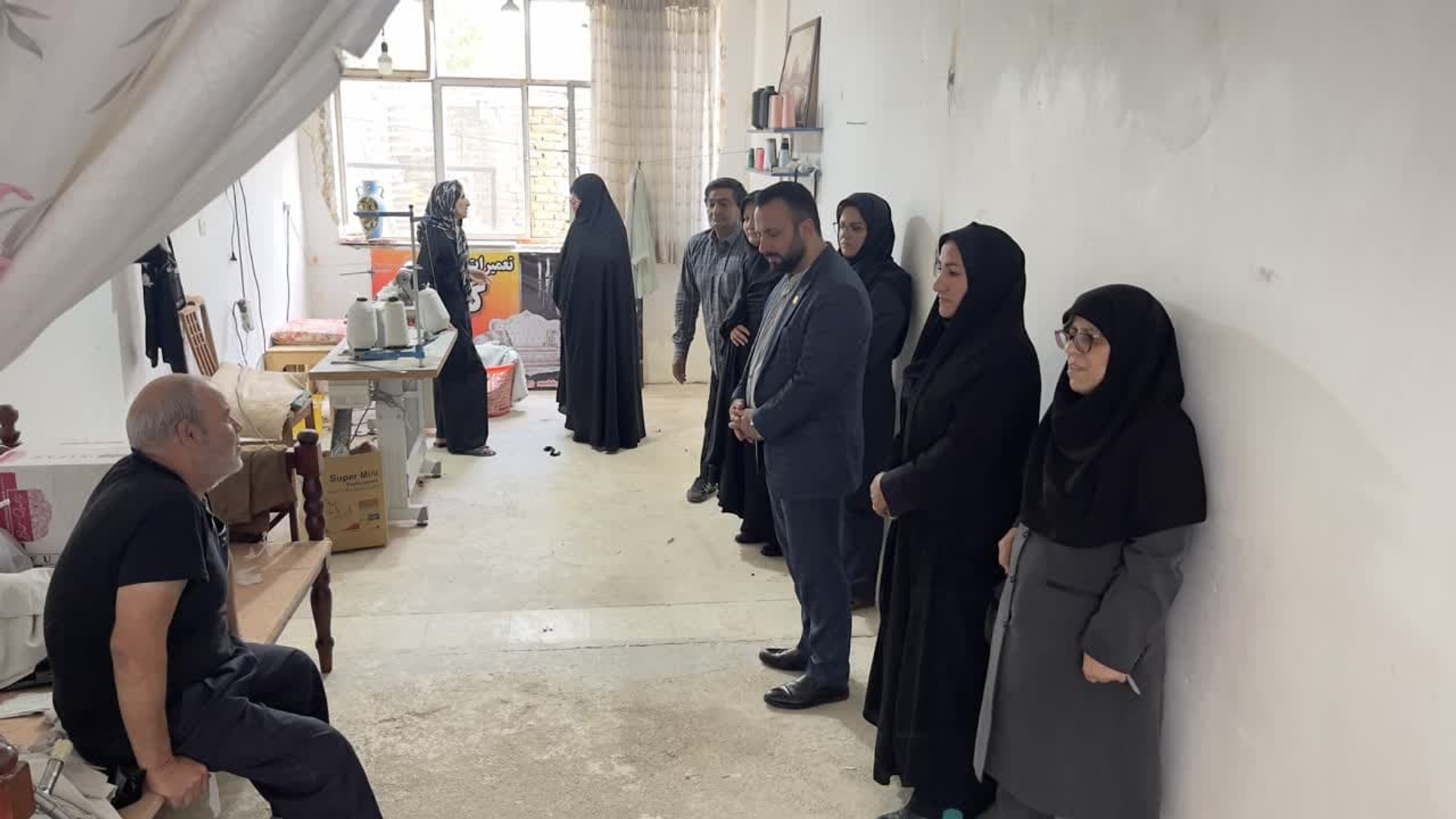 باحضور  مفتح زاده، مدیرکل دفتر امور زنان و خانواده استانداری به اتفاق مجید قاسمی، سرپرست معاونت سیاسی، امنیتی و اجتماعی فرمانداری و سرپرست اداره بهزیستی شهرستان از کارگاه خیاطی احدی از توانخواهان درشهر شازند بازدید، ضمن بررسی مسائل، مشکلات و استماع درخواست آنان عزم راسخ ایشان را ستودند.