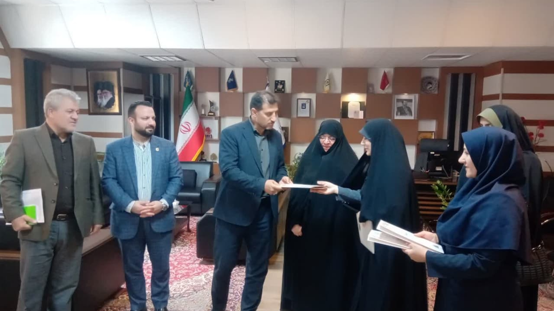 نشست تجلیل از فعالان و کنشگران حوزه جمعیت با حضور مفتح زاده مدیر کل امور زنان وخانواده استانداری و وروانی فراهانی سرپرست فرمانداری شهرستان شازند،  قاسمی،سرپرست معاونت سیاسی، امنیتی و اجتماعی فرمانداری  برگزار شد.