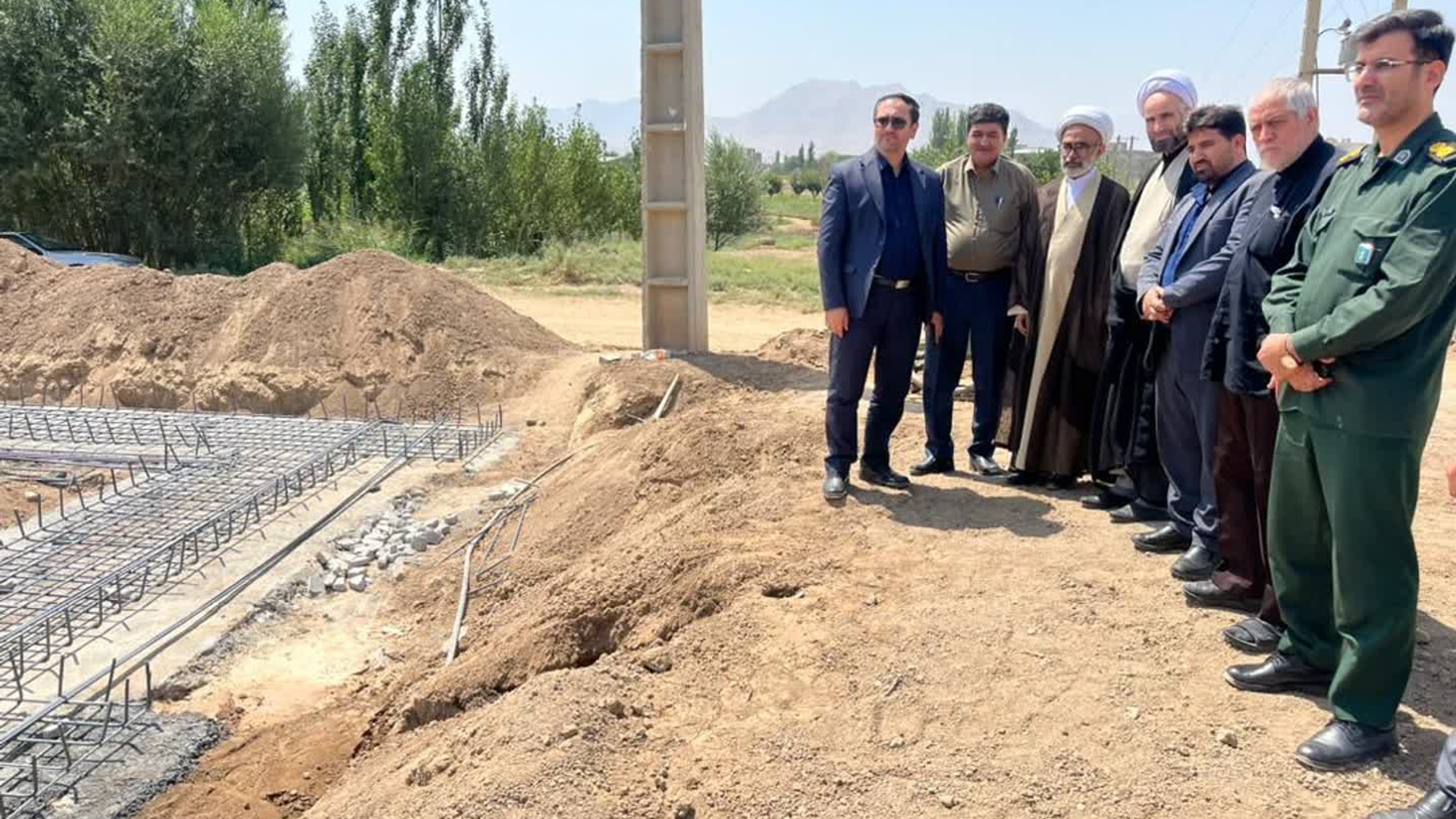 🔘 بازدید فرماندار و جمعی از مسئولین شهرستان خنداب از روند احداث سالن ورزشی روستای استوه