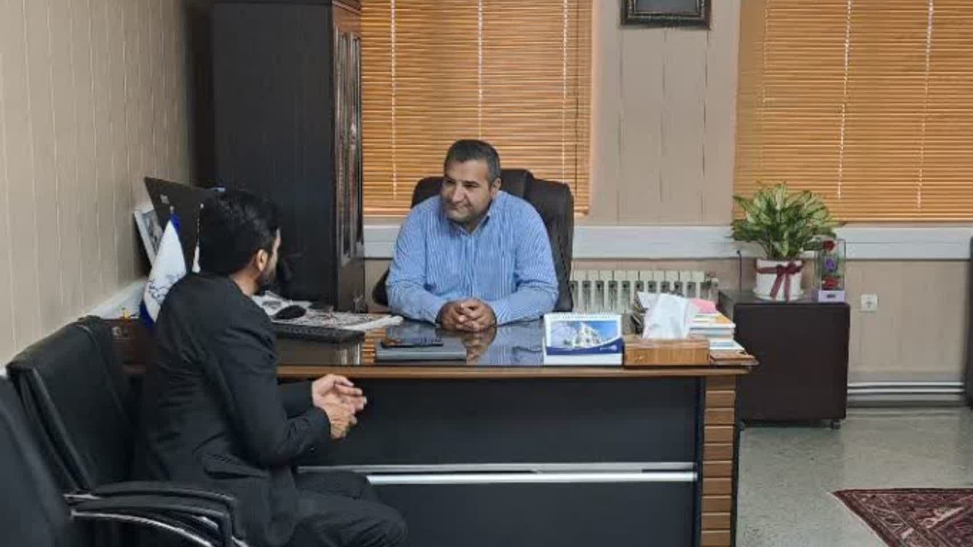 🔻نشست رئیس اداره صنعت، معدن و تجارت با فرماندار شهرستان پیرامون برگزاری نمایشگاه مبلمان و لوستر روستای سمقاور