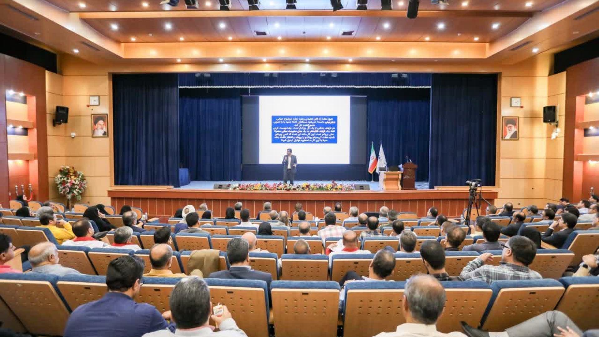 🔹به همت استانداری مرکزی و اتاق بازرگانی، صنایع، معادن و کشاورزی استان و با هدف آشنایی مدیران با مفاهیم نوین تحول دیجیتال و بهره‌گیری از فناوری‌های روز در مسیر توسعه کسب‌وکار، سمینار آموزشی تحول دیجیتال با حضور مدیران دستگاه‌های اجرایی استان و فعالان اقتصادی در سالن پیامبر اعظم استانداری مرکزی برگزار شد.


🔹 در این جلسه علیرضا ملک جانی سرپرست دفتر مدیریت عملکرد،بازرسی،امورحقوقی و ارتباطات مردمی استانداری مرکزی حضور داشت.

🗓 یکشنبه ۲۶ مرداد