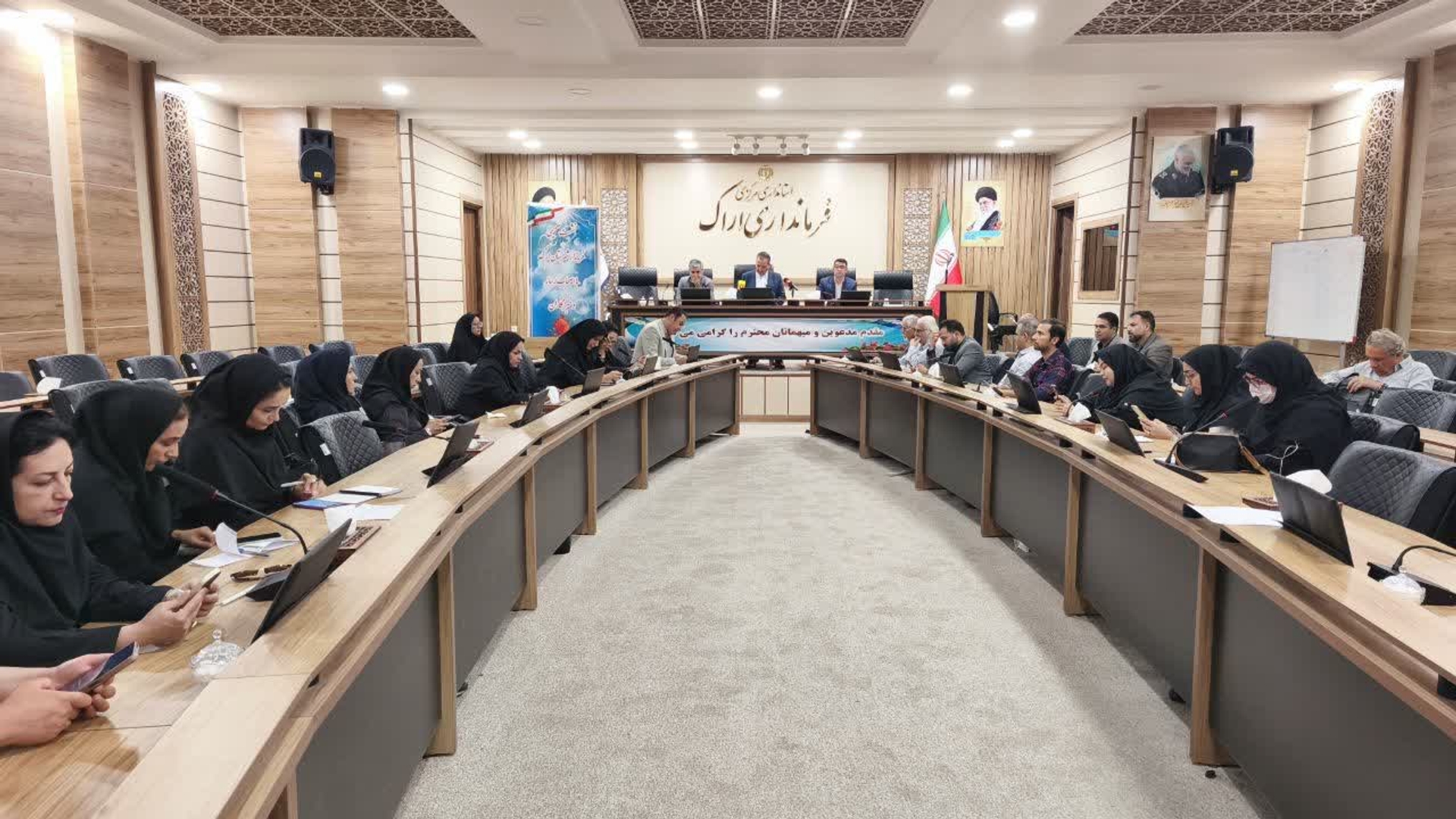 نشست صمیمی فرماندار شهرستان اراک  با اصحاب رسانه با حضور عبدالرضا حاجی علی بیگی فرماندار شهرستان اراک و با حضور معاونین فرماندار، بخشداران تابعه و اصحاب محترم رسانه وخبرنگاران