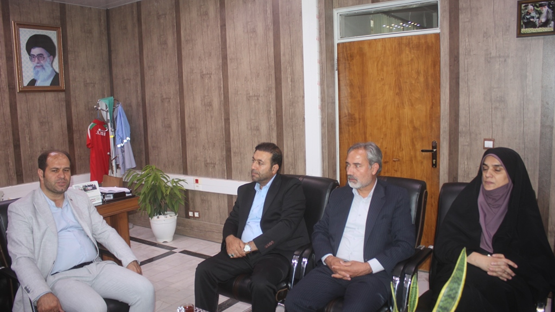 شهردار و رئیس و اعضای شورای شهر خمین با فرماندار دیدار کردند