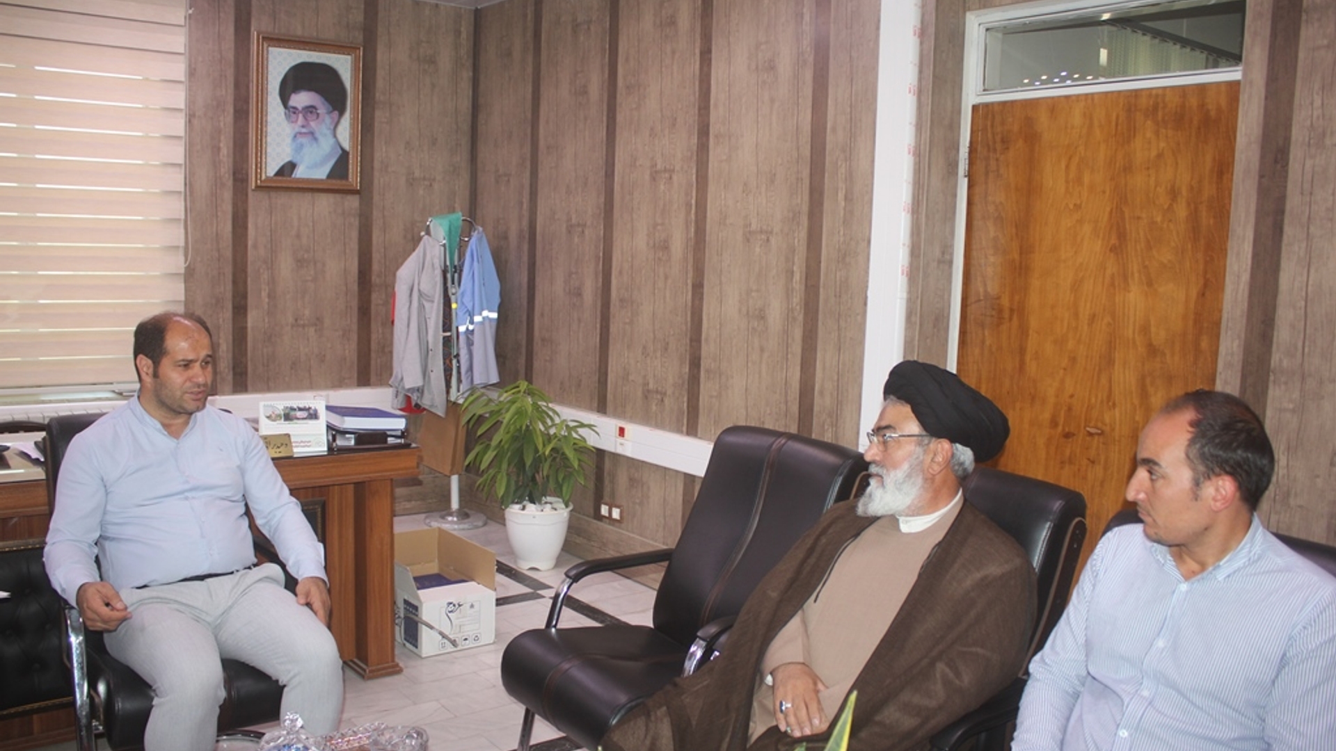 رئیس و کارکنان نمایندگی موسسه تنظیم ونشر آثار حضرت امام (ره) در شهرستان با فرماندار خمین دیدار کردند