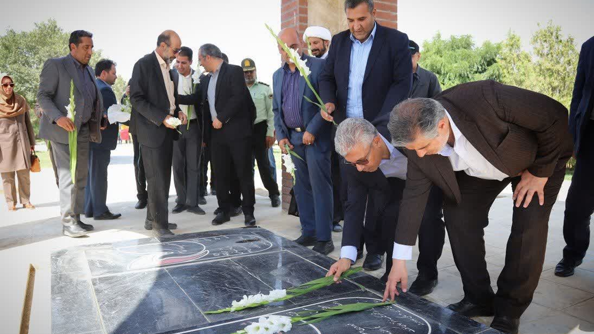 🔻ادای احترام استاندار مرکزی به مقام شامخ شهدا در شهر میلاجرد