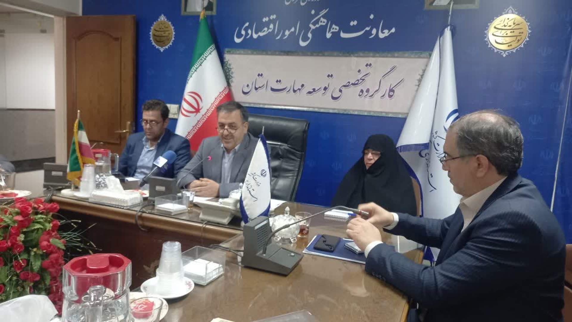 به ریاست میرزاخانی معاون هماهنگی امور اقتصادی و باحضور مفتح زاده مدیر کل دفتر زنان وخانواده استان و سایر اعضای جلسه  نخستین جلسه کارگروه توسعه مهارت استان تشکیل شد که  موضوعاتی از قبیل طرح هم نوا طرح (توانمندسازی دانش آموزان)و امضای بیانیه کنسرسیوم مهارت استان  در آن مطرح شد .
دوشنبه ۲۷ مرداد ۱۴۰۴