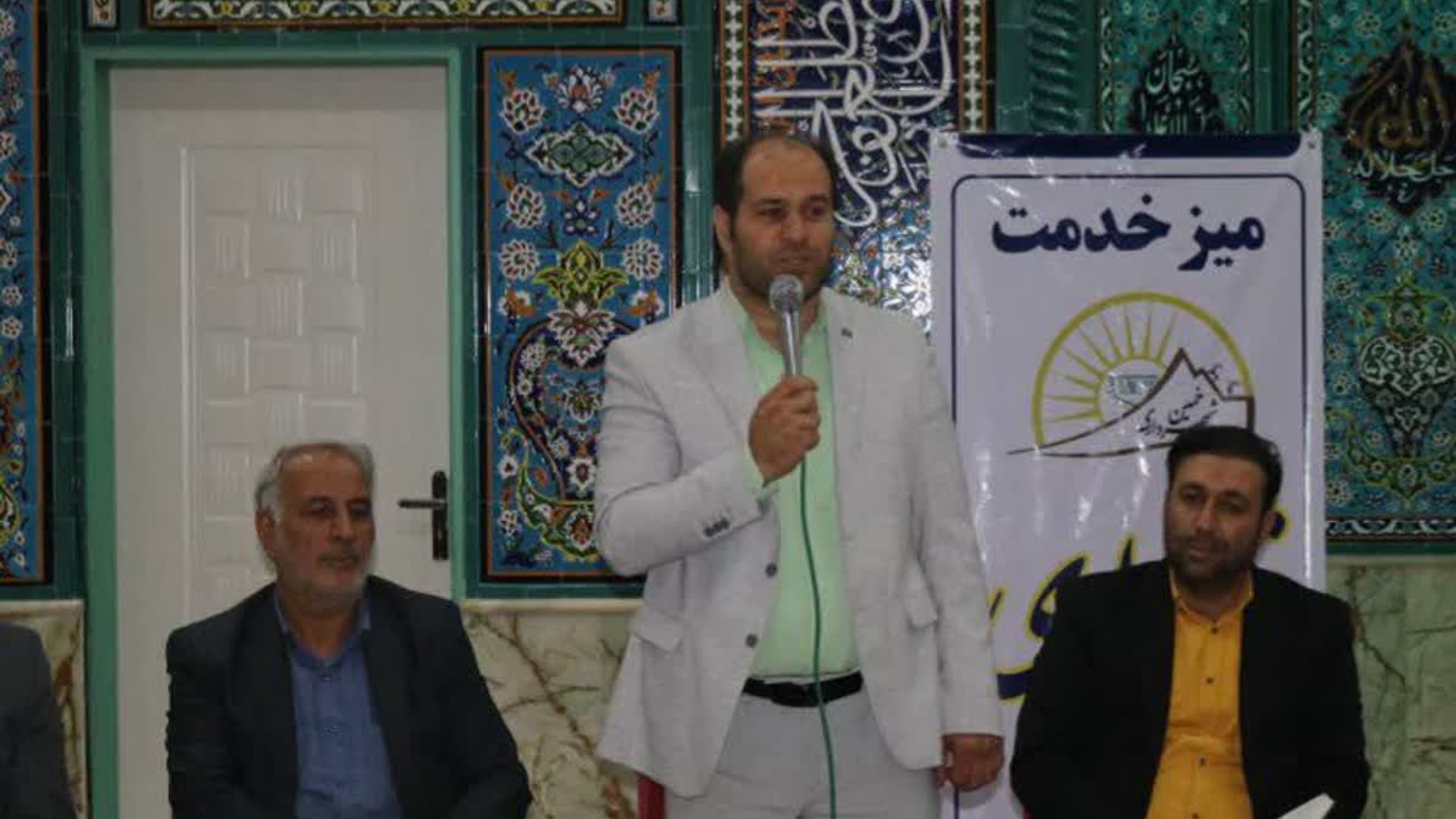 میز خدمت فرمانداری و ادارات شهرستان در محل حضرت زینب (س) محله بهاران خمین برپا شد