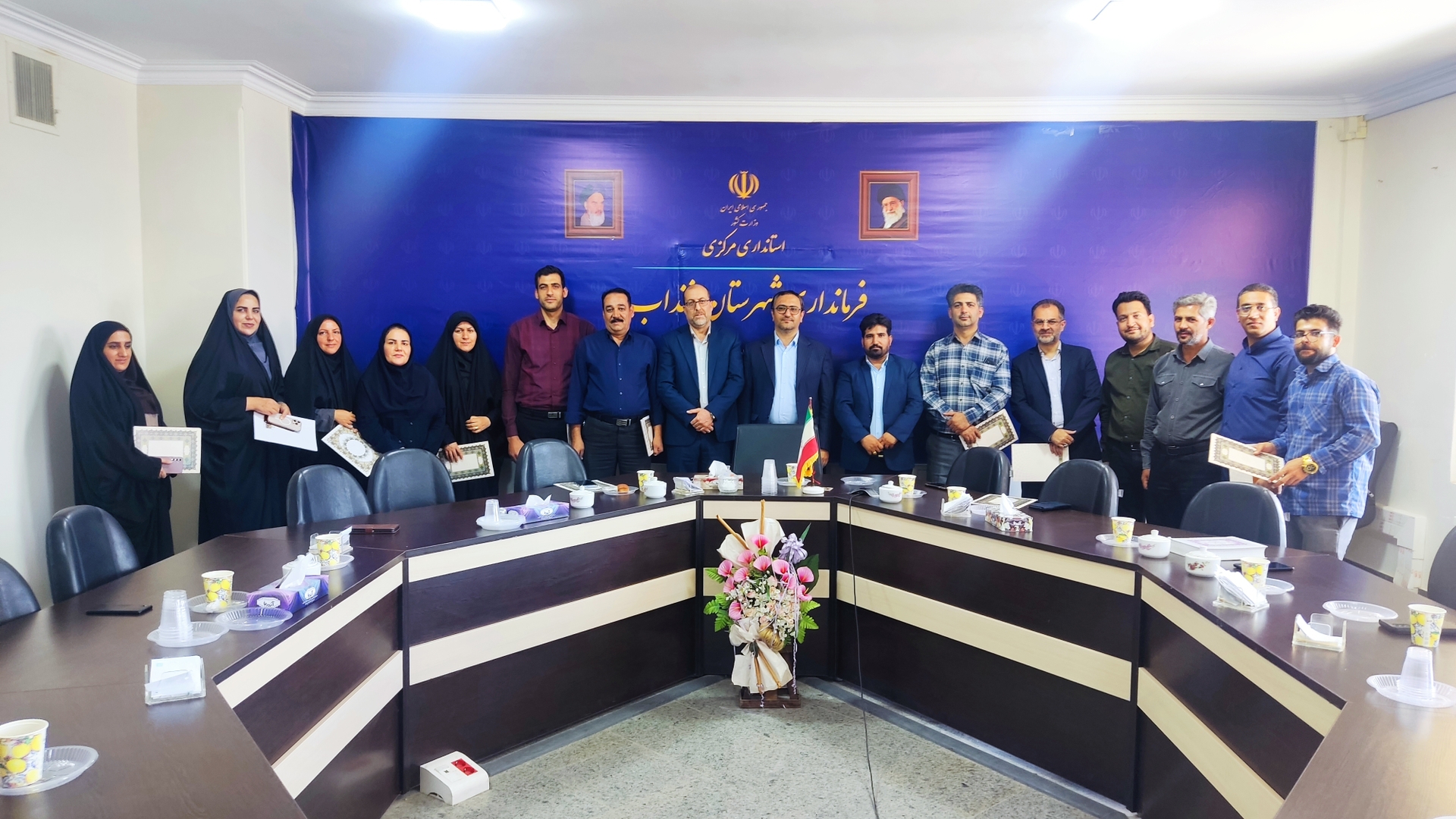 🔘 مراسم تجلیل از کارمندان فرمانداری شهرستان خنداب به مناسبت روز کارمند