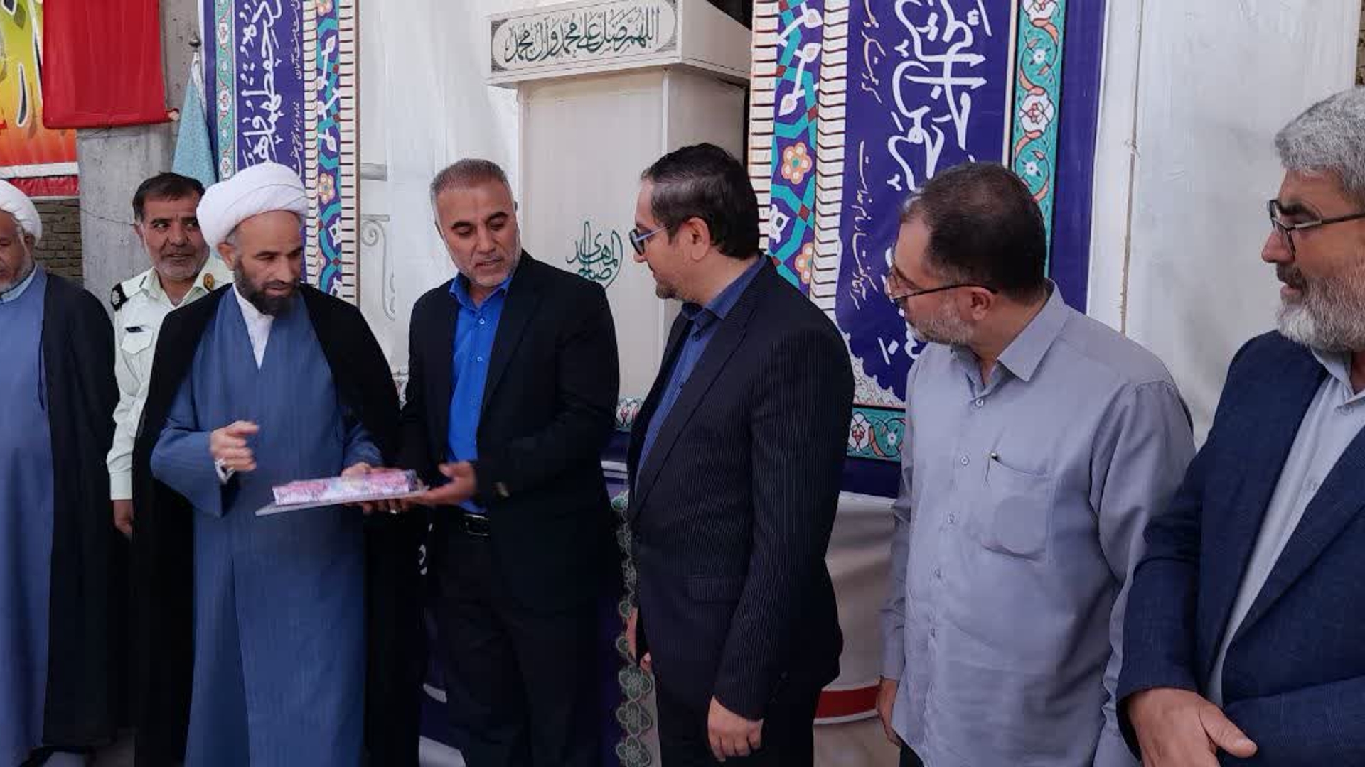 🔘 تقدیر امام جمعه خنداب با اهدای لوح از فرماندار شهرستان به مناسبت هفته دولت