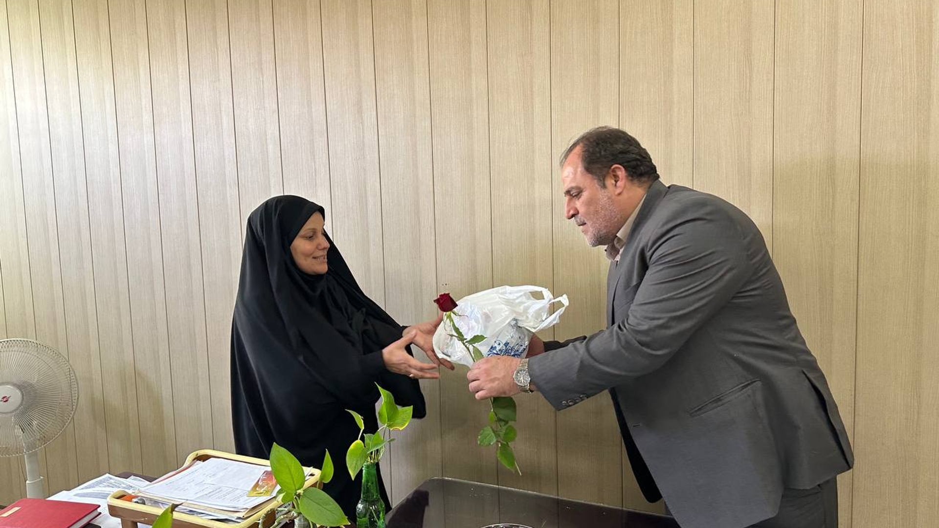 حضور فرماندار ساوه در میان کارکنان به مناسبت روز کارمند