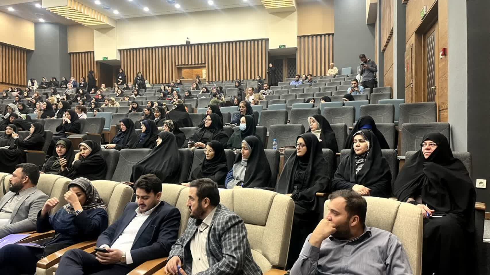 حضور مفتح زاده مدیرکل امور زنان وخانواده استانداری در اولین رویداد ملی شرکت های دانش بنیان بامدیریت بانوان 
✔️این رویداد با حضور بهروز آذر معاون رئیس جمهور در امور زنان وخانواده و داد اندیش رئیس مرکز امور زنان وخانواده وزارت کشور در مشهد در حال برگزاری است .