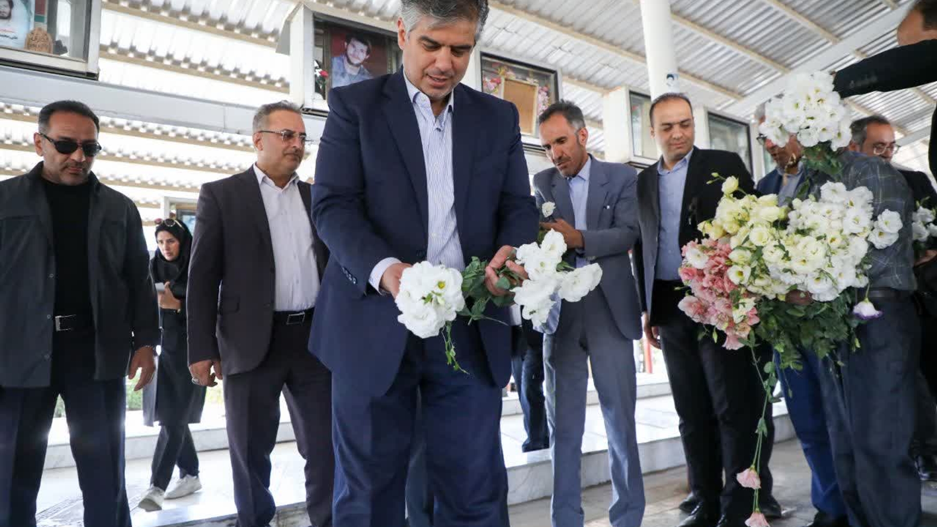 قبور مطهر شهدا ی شهرستان خمین بمناسبت هفته دولت گلباران شد