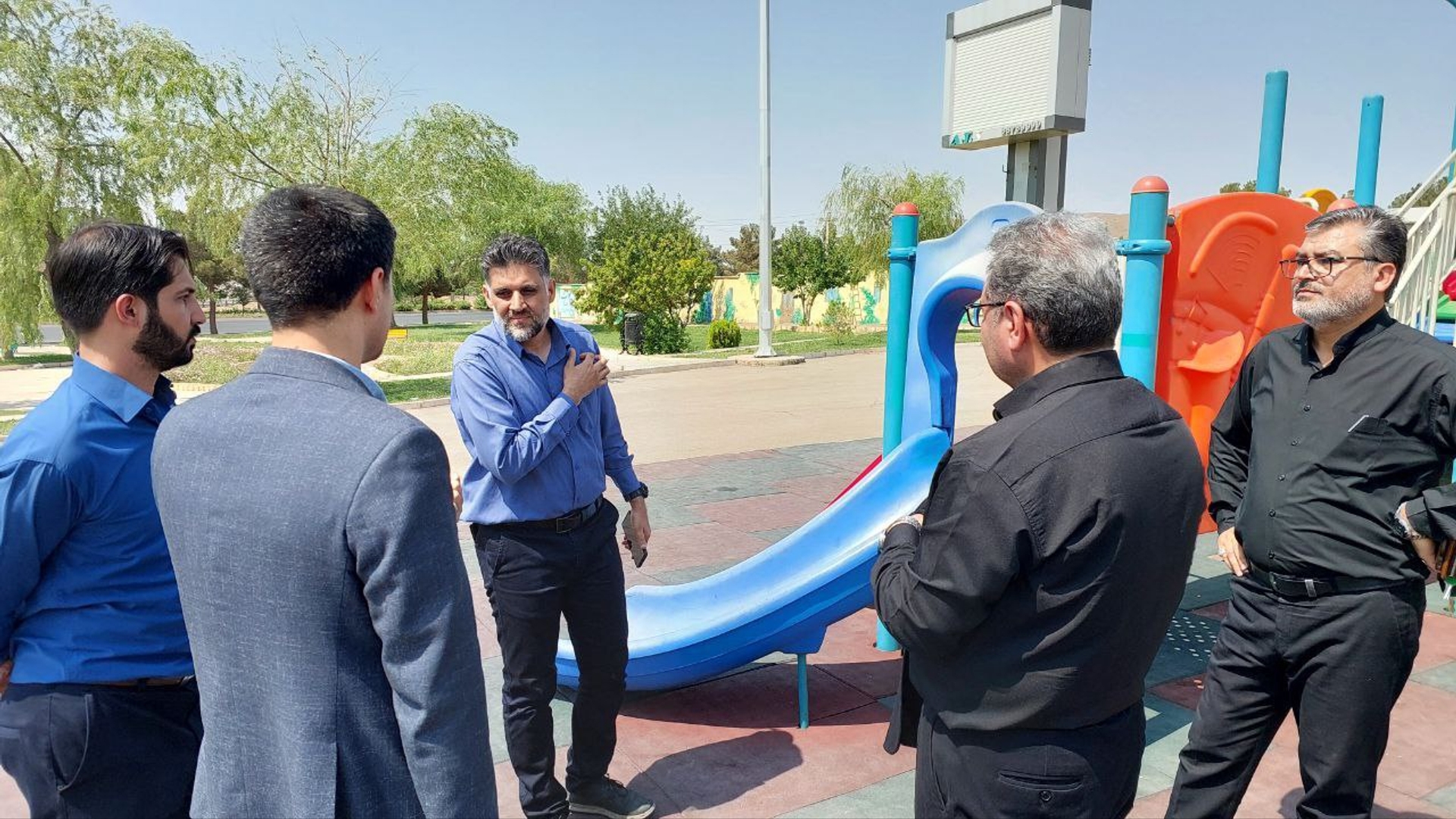 بازدید از بوستان سرچشمه و زمین‌های بازی کودکان در محلات با هدف بررسی رعایت استانداردها