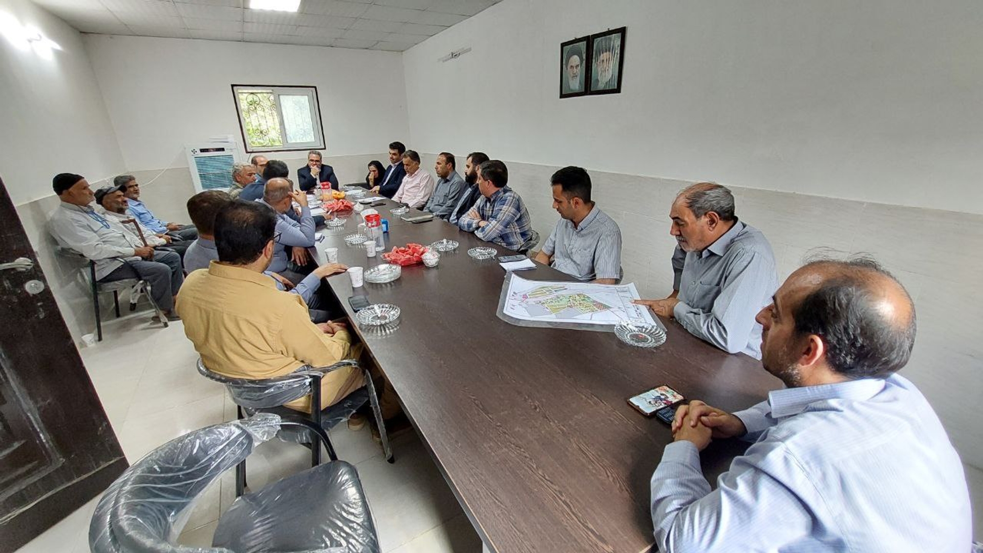 دهگردشی فرماندار شهرستان محلات در روستای عیسی‌آباد و بررسی میدانی مشکلات اهالی