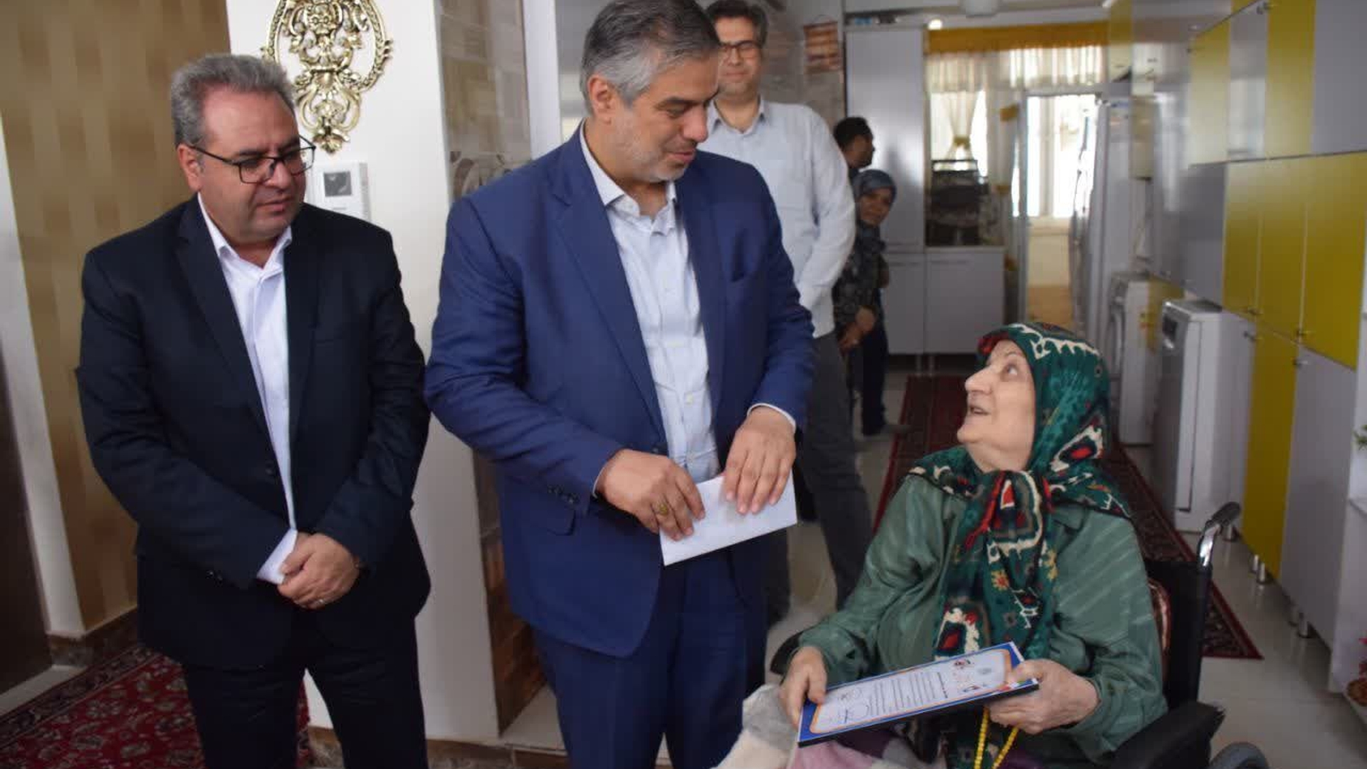 دیدار استاندار مرکزی با خانواده شهیدان والامقام "حمید و محمد شاهرخی" در محلات