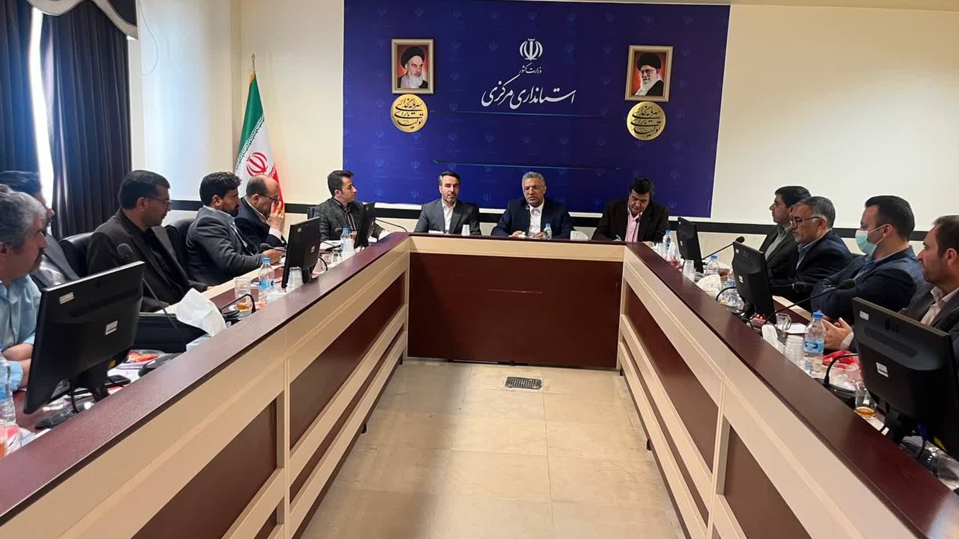 نشست کارشناسان فناوری اطلاعات فرمانداری‌های تابعه و بخشداری‌ها با معاون توسعه مدیریت و منابع استاندار جهت بررسی سطح دسترسی کاربران سامانه های استانداری