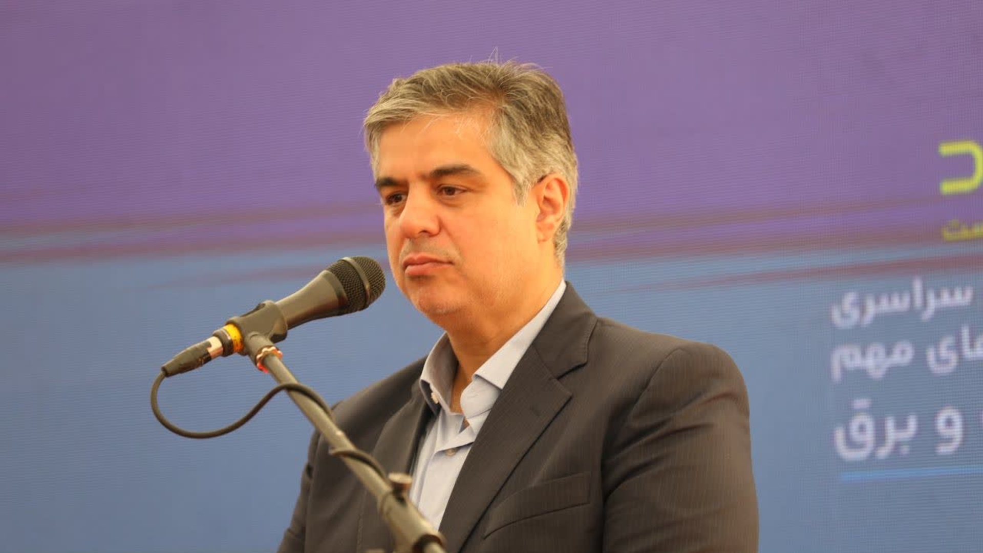 استاندار مرکزی: با احداث ۵ هزار مگاوات نیروگاه خورشیدی از ناترازی برق عبور می‌کنیم