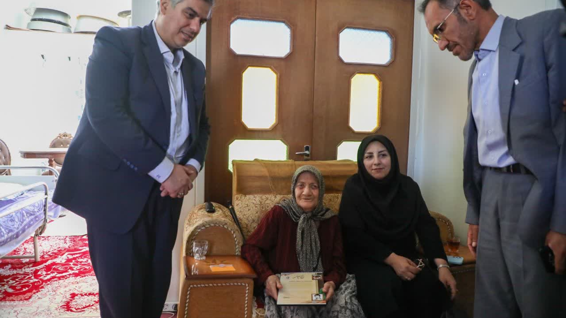 دیدار استاندار مرکزی با خانواده بسیجی شهید "رضا کلاهدوز" در خمین