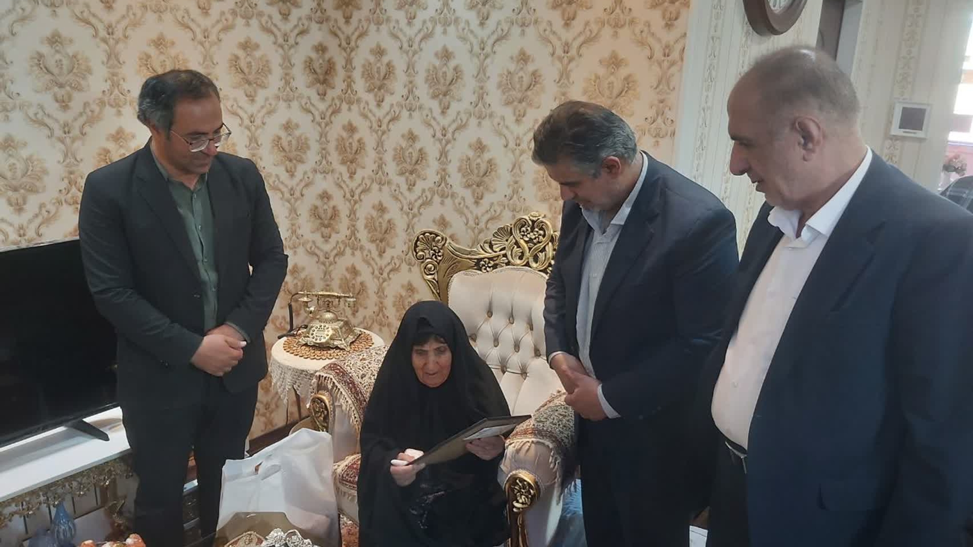 تجلیل استاندار مرکزی از مادر شهید تقی ذوالفقاری در آشتیان