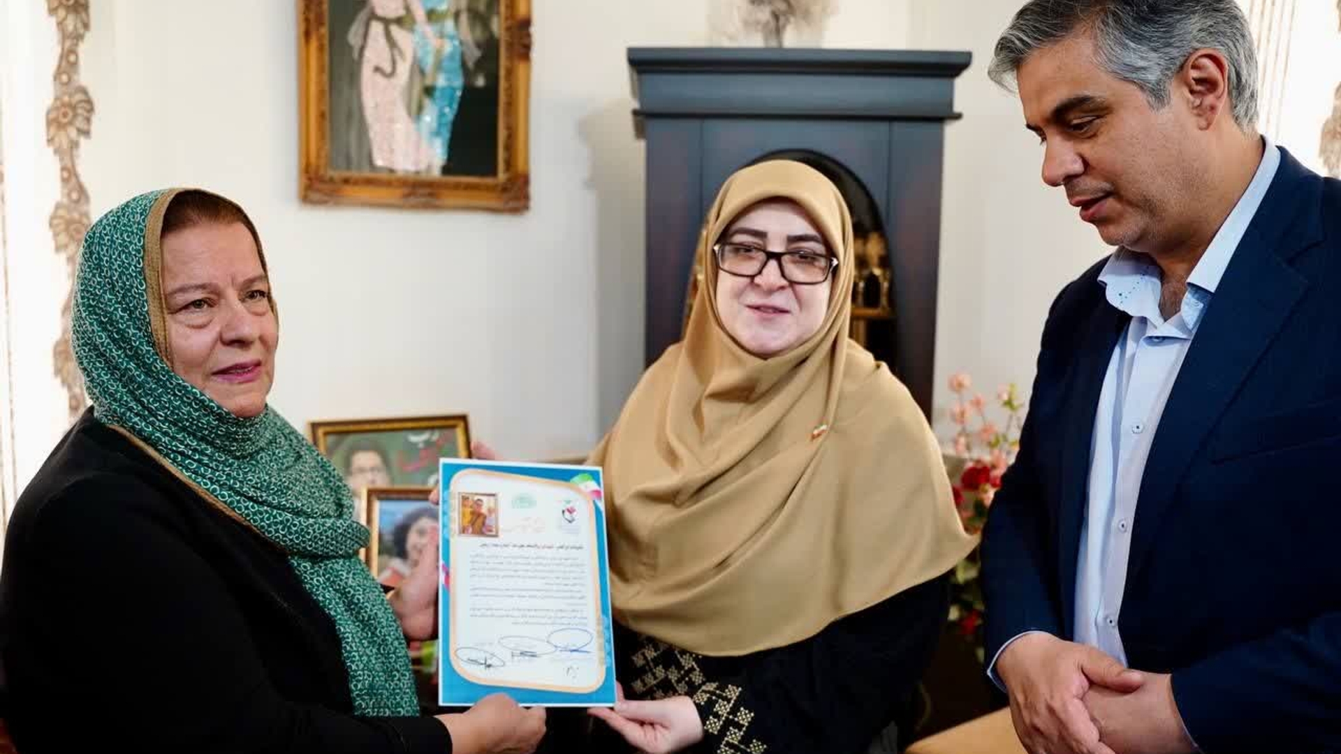 دیدار سخنگوی دولت و استاندار مرکزی با خانواده شهیدان زینلی در تفرش