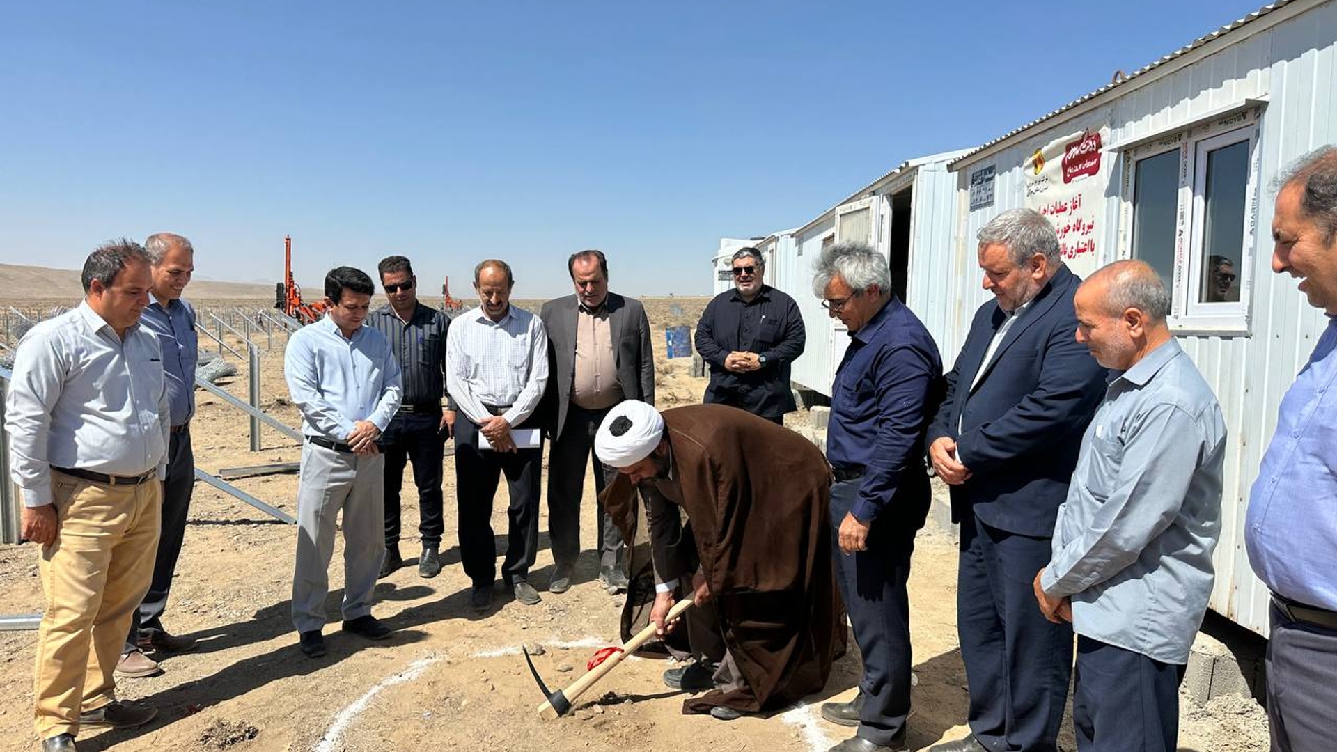 کلنگ‌زنی نیروگاه خورشیدی ۳ مگاواتی در ساوه با حضور فرماندار، نماینده و جمعی از مسئولین
