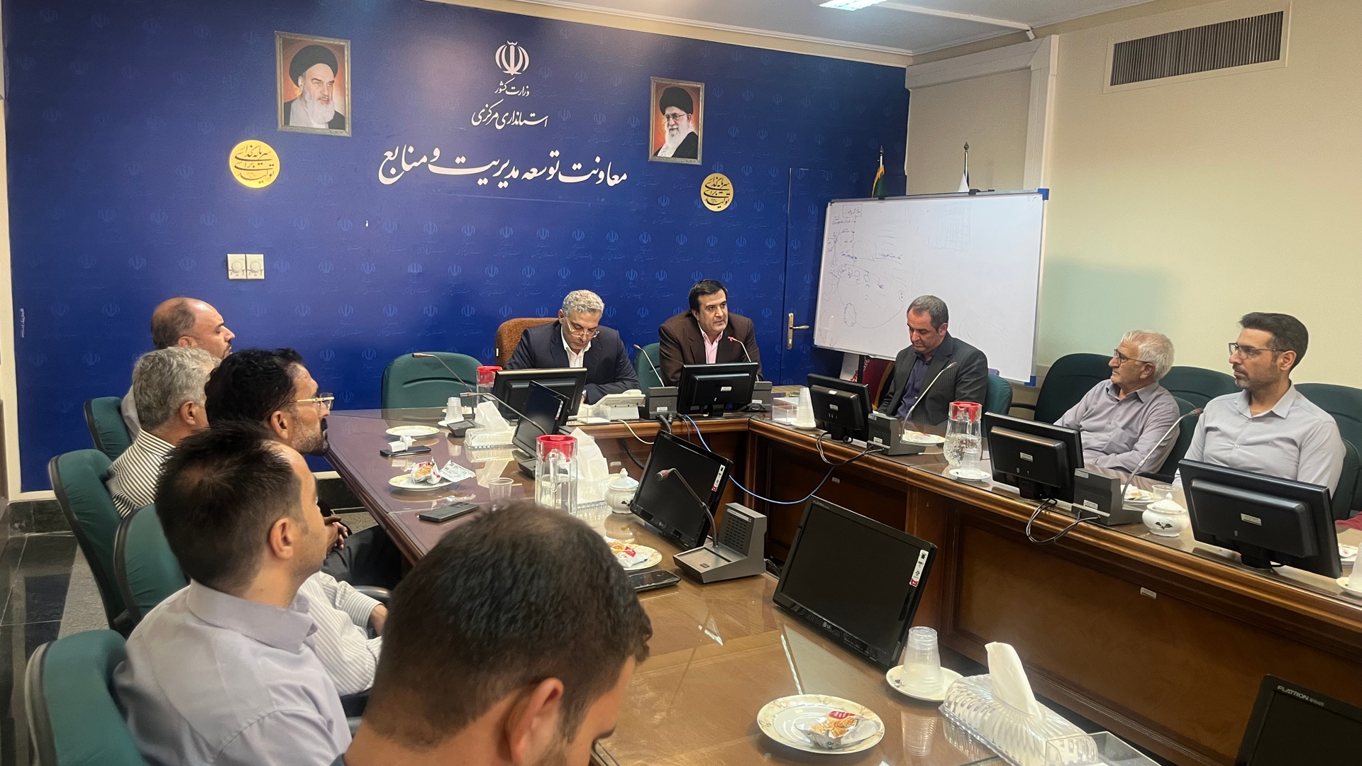 نشست صمیمی معاونت توسعه مدیریت و منابع استاندار با کارکنان محترم شرکتی شاغل در استانداری