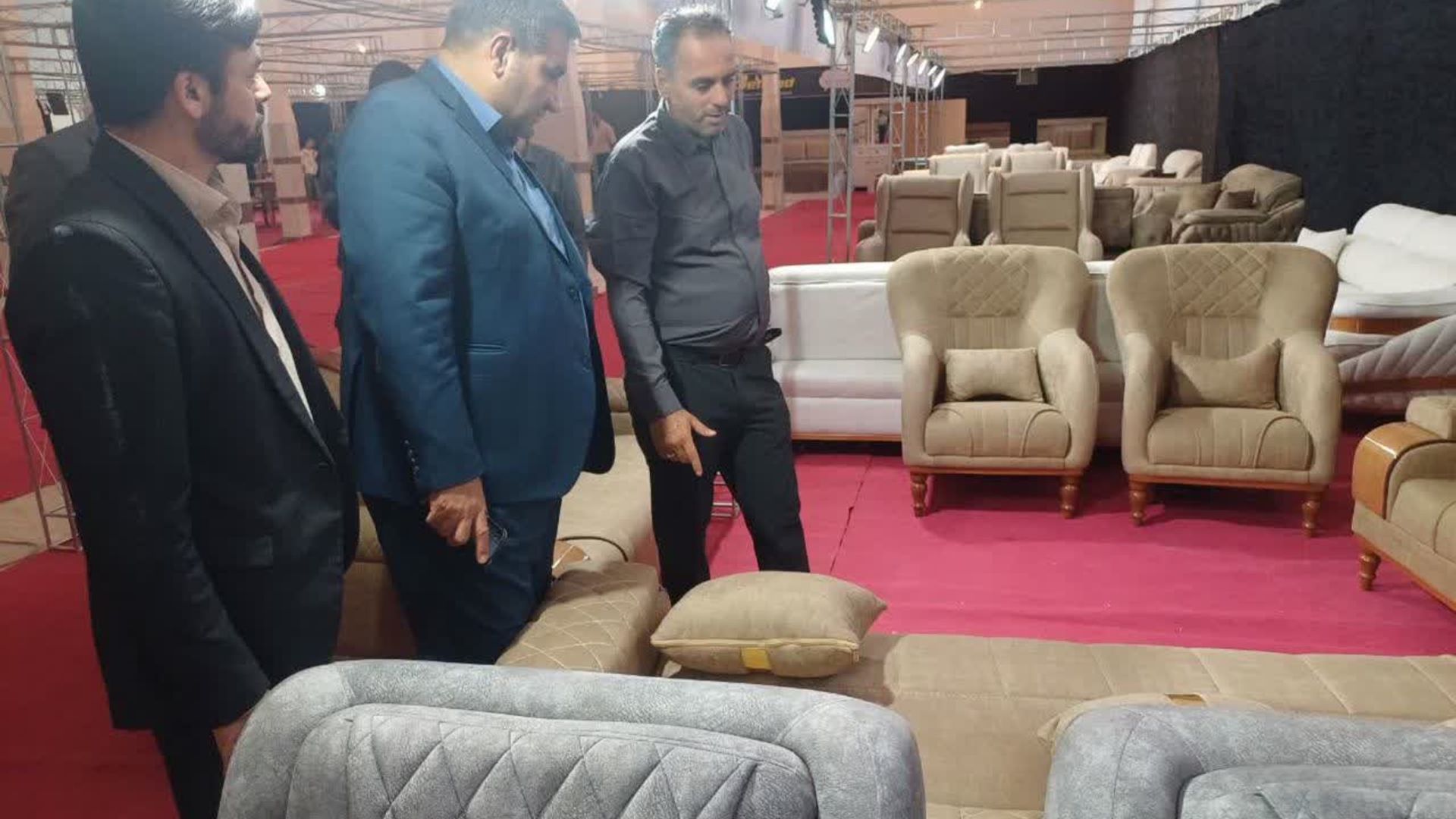 🔻 افتتاح نمایشگاه مبلمان، لوستر و سوغات در کمیجان با حضور فرماندار  شهرستان