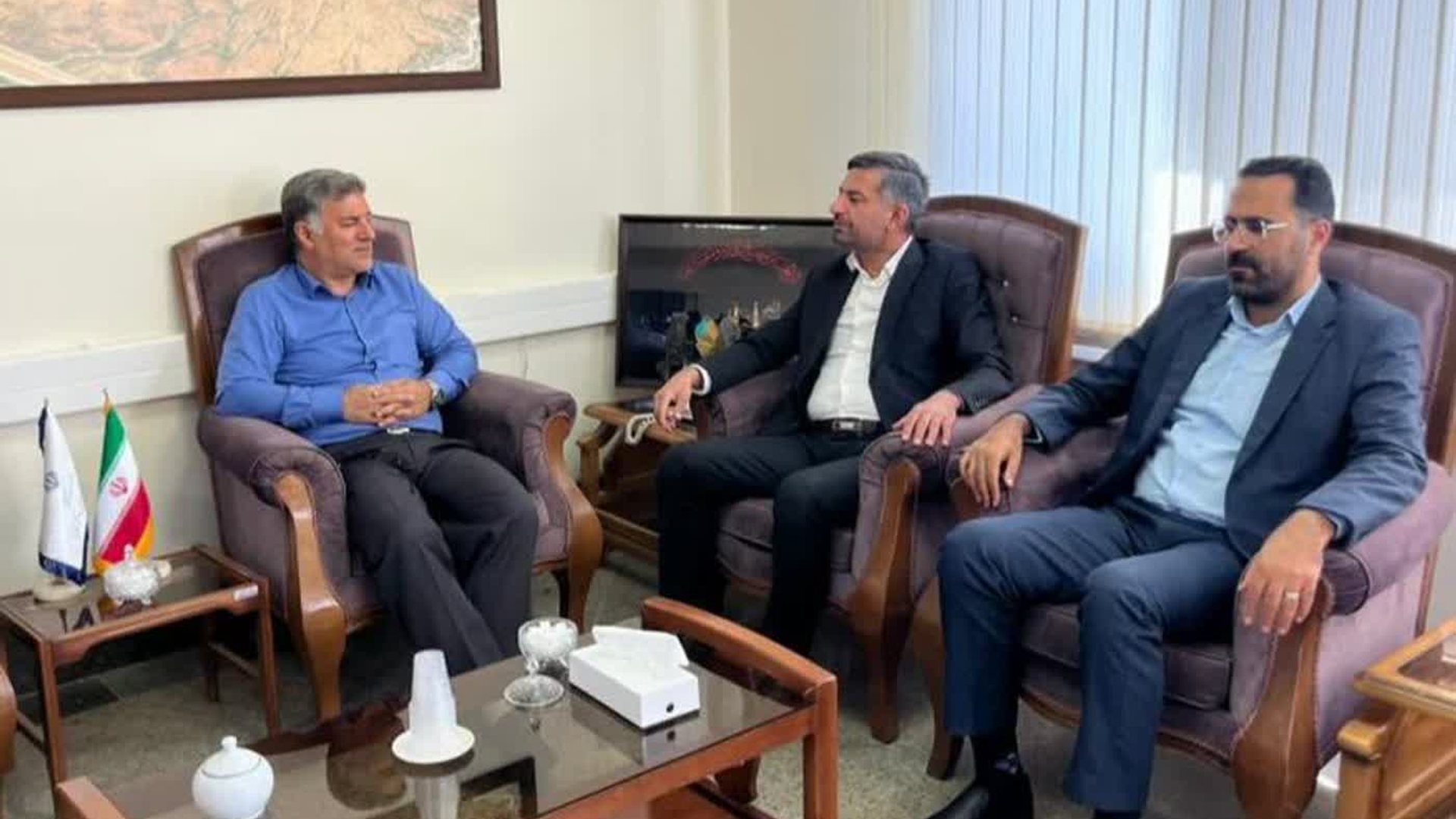 نشست آقای حسن قمری معاون محترم سیاسی، امنیتی و اجتماعی استانداری مرکزی با آقای حسن‌شاهی، جانشین محترم قرارگاه پدافند الکترونیک سازمان پدافند غیرعامل کشور و پزشگ نیا مدیرکل محترم پدافندغیرعامل با محوریت بررسی موضوعات تخصصی حوزه پدافند الکترونیک ظهر امروز برگزار شد.