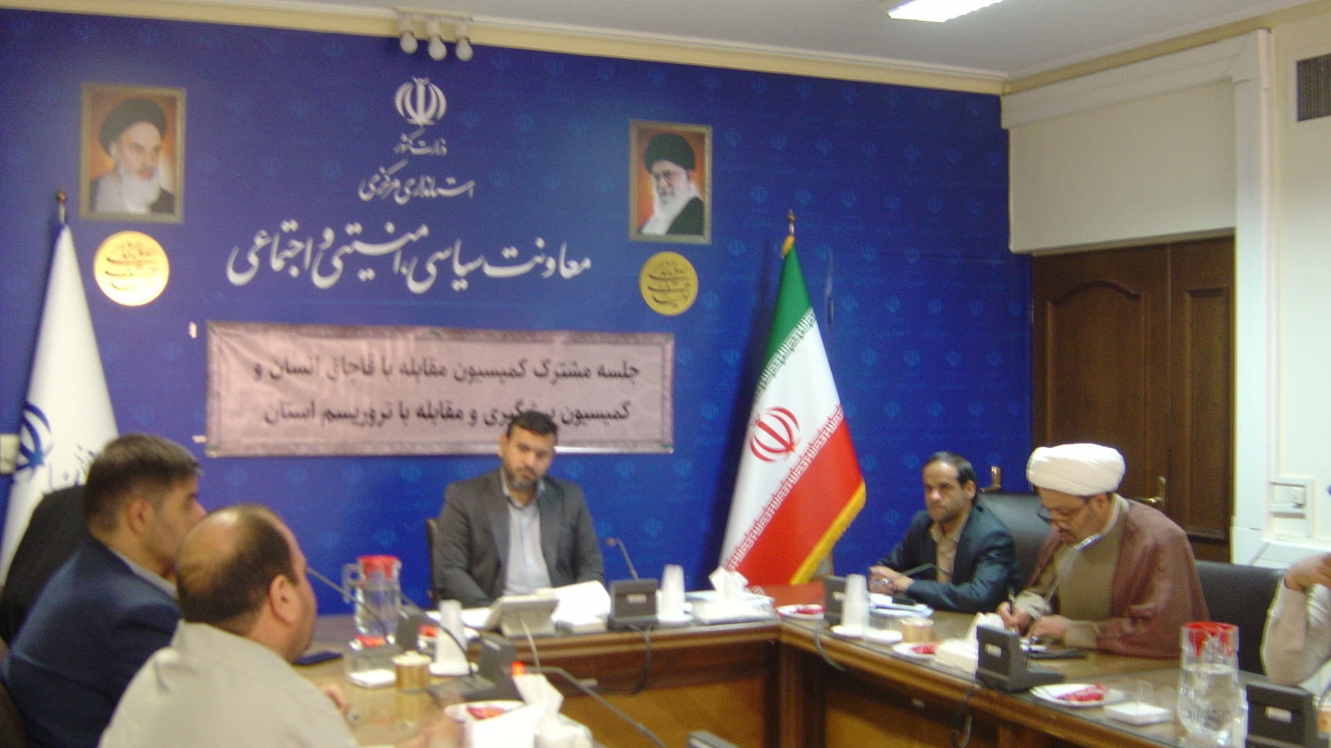 جلسه مشترک کمیسیون مقابله با قاچاق انسان و کمیسیون پیشگیری و مقابله با تروریسم استان در ساعت 10 صبح روز سه شنبه مورخ 18/ 6/ 1404 برگزار گردید.