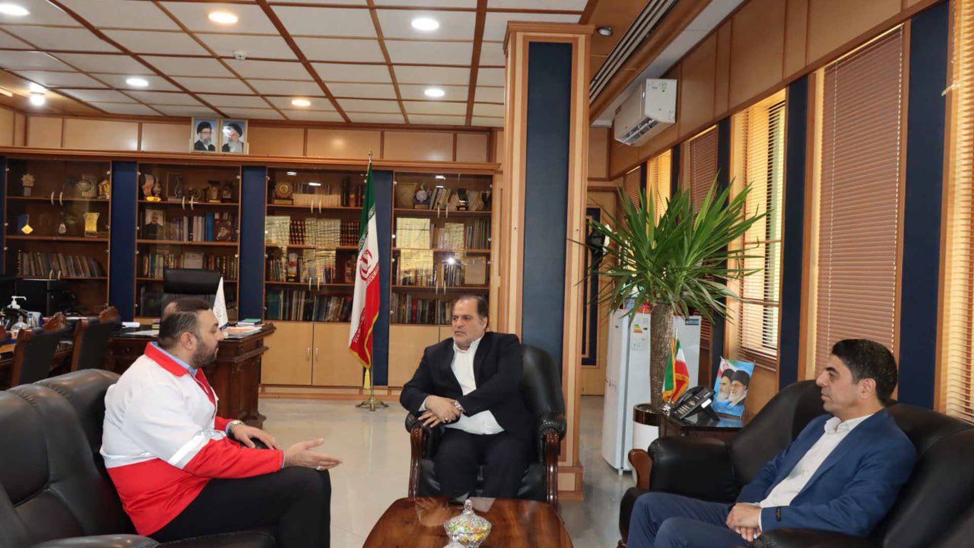 دیدار رئیس هلال احمر با فرماندار