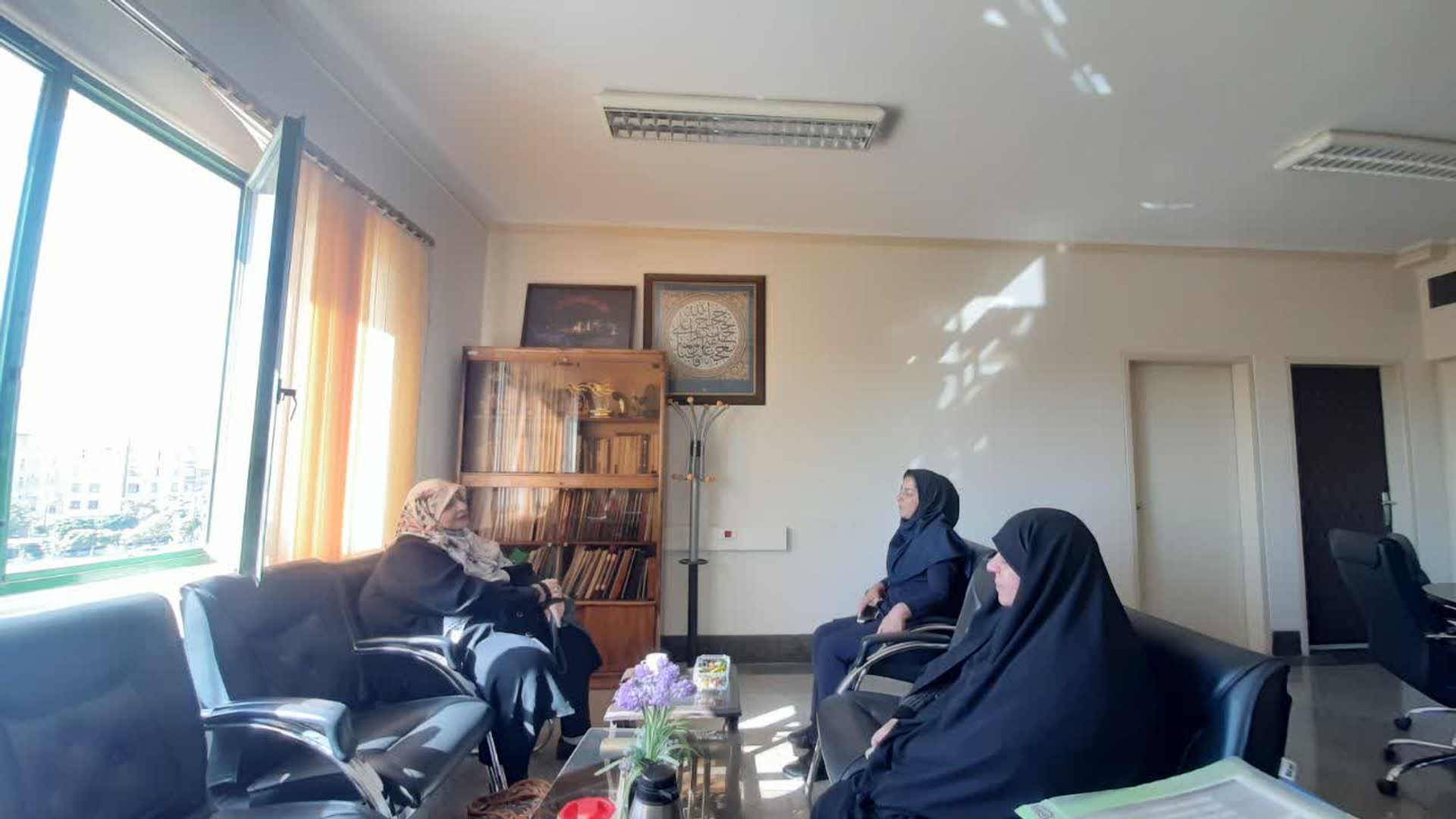 روزیک شنبه ۱۶ شهریور ماه جلسه ای پیرامون راه اندازی سازمان مردم نهاد بانوان با محوریت اشتغال درحوزه گردشگری و پارک کشاورزی بانوان باحضور مفتح زاده مدیرکل امور زنان و خانواده استان با خانم زردتشتی و کارشناس دفتر برگزار شد.