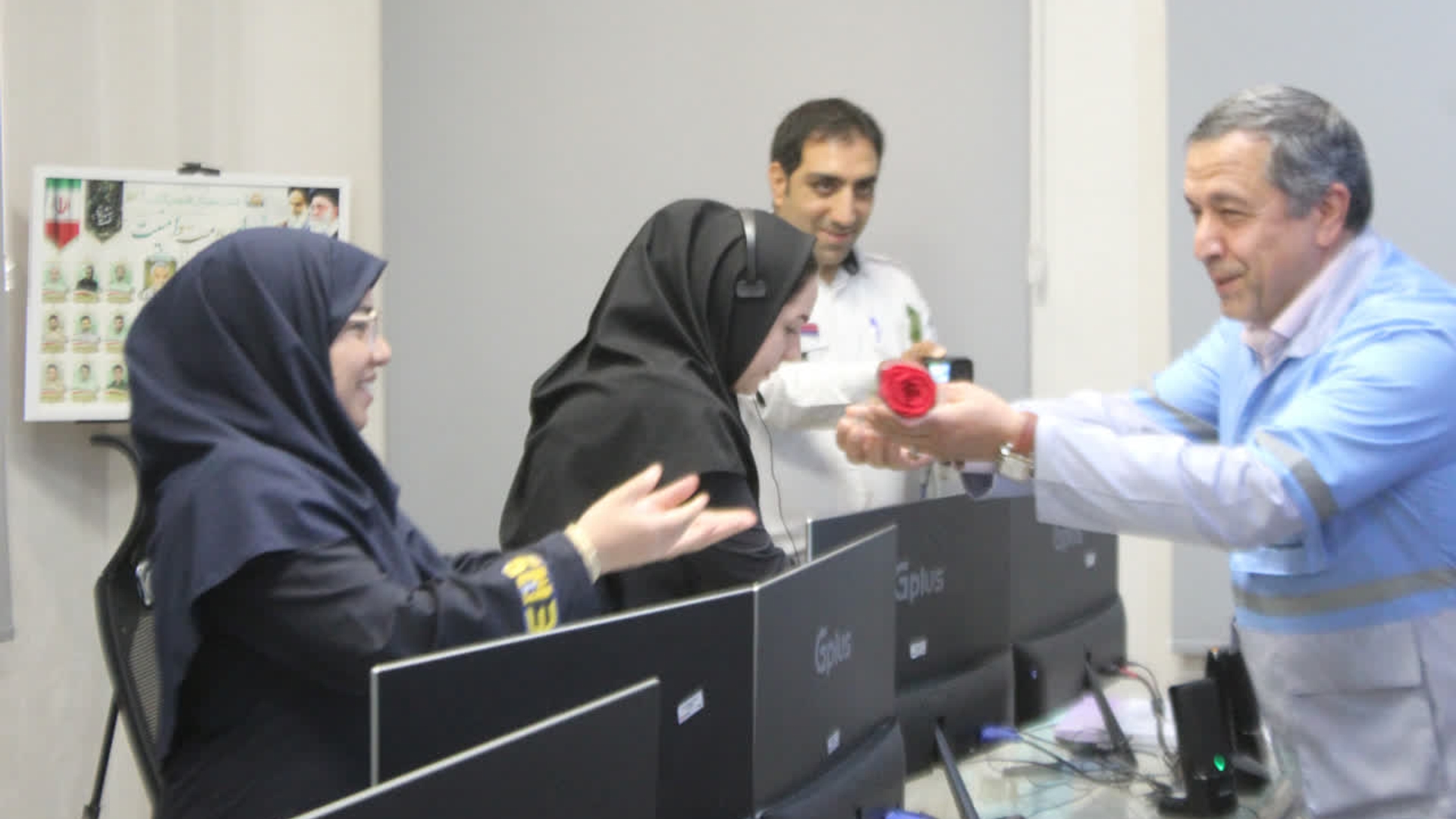 سرپرست اداره کل مدیریت بحران استان، امروز ۲۶ شهریورماه، همزمان با روز ملی اورژانس و فوریت‌های پزشکی،  با حضور در مرکز اورژانس و تعدادی از پایگاه‌های اورژانس، از نزدیک با کارکنان خدوم این عرصه دیدار و گفت‌وگو کرد.

وی در این بازدید، ضمن تبریک روز ملی اورژانس و فوریت‌های پزشکی، از تلاش‌ها، ایثارگری‌ها و زحمات شبانه‌روزی کارکنان این حوزه  قدردانی کرد .
چهارشنبه 26 شهریور1404