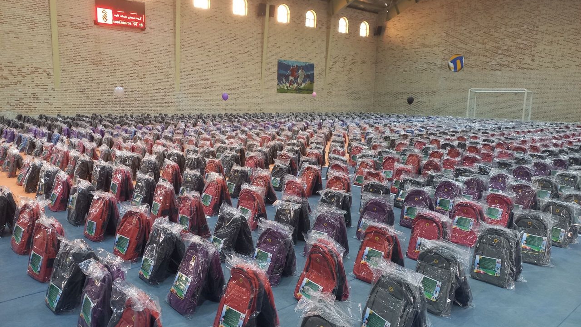 اهدای ۳ هزار بسته نوشت افزار تحصیلی به دانش آموزان نیازمند توسط گروه صنعتی شیشه کاوه